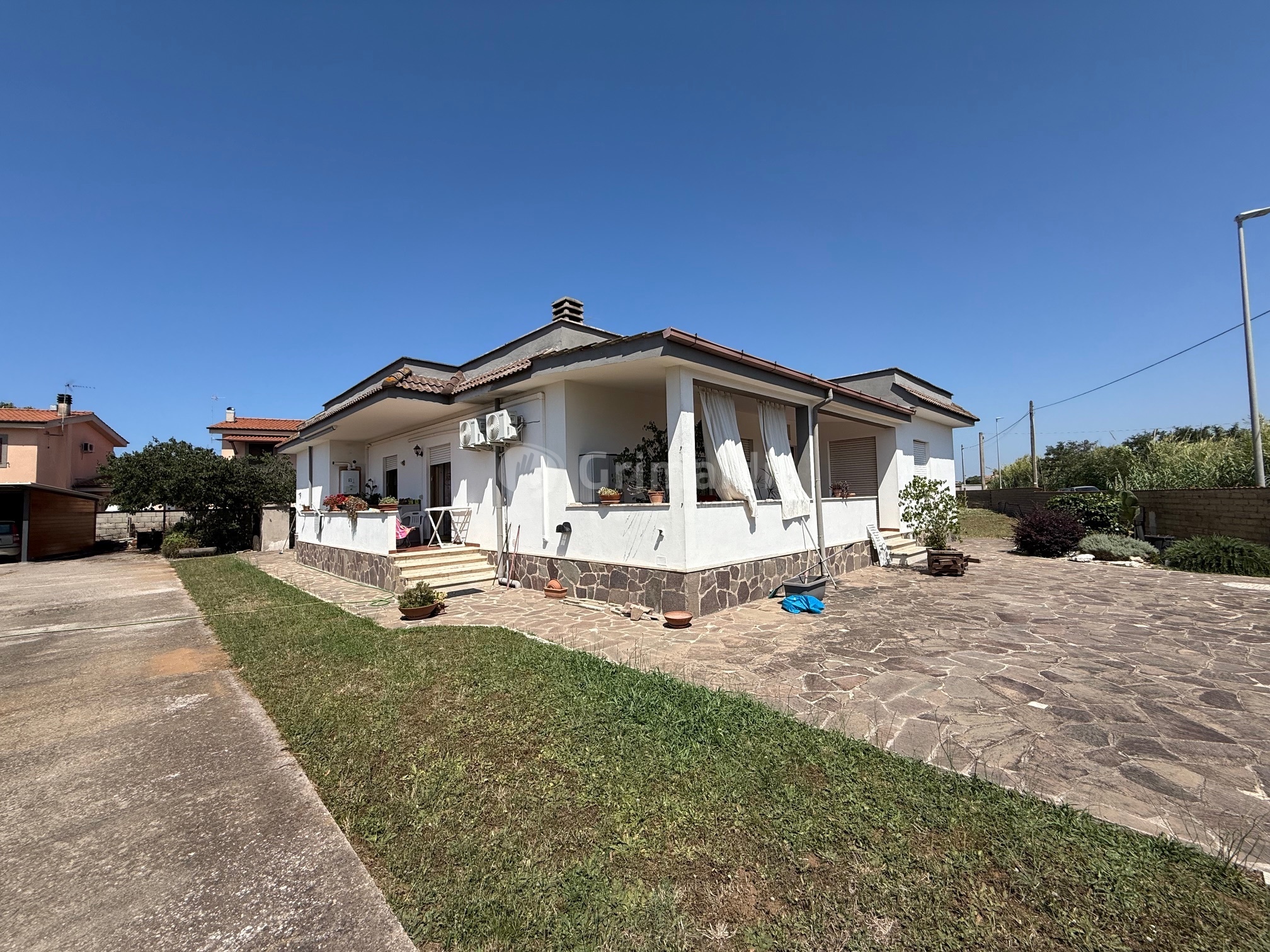 Casa indipendente con giardino in via pallade 7, Anzio