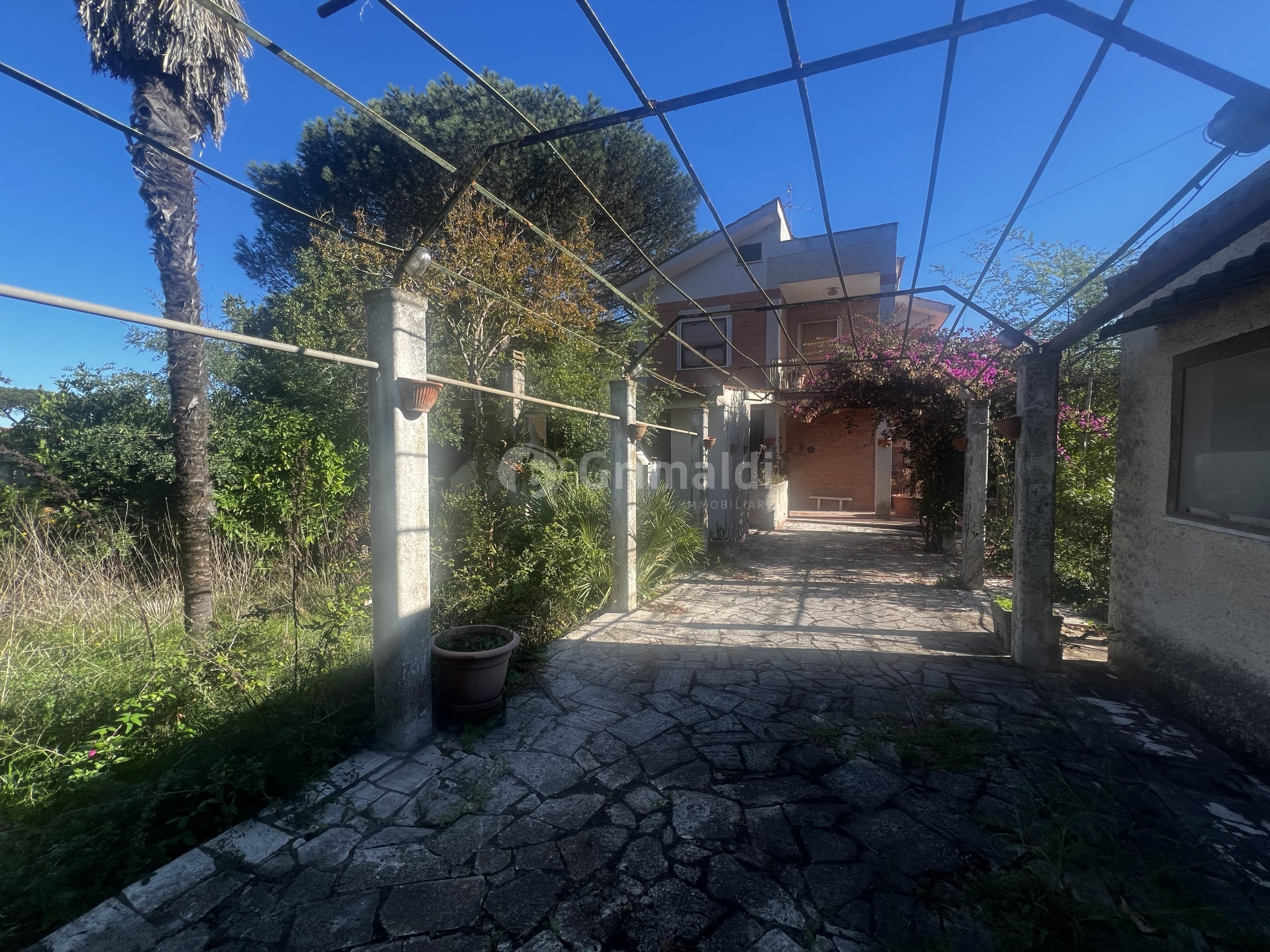 Villa con giardino in via lubriano 20, Nettuno