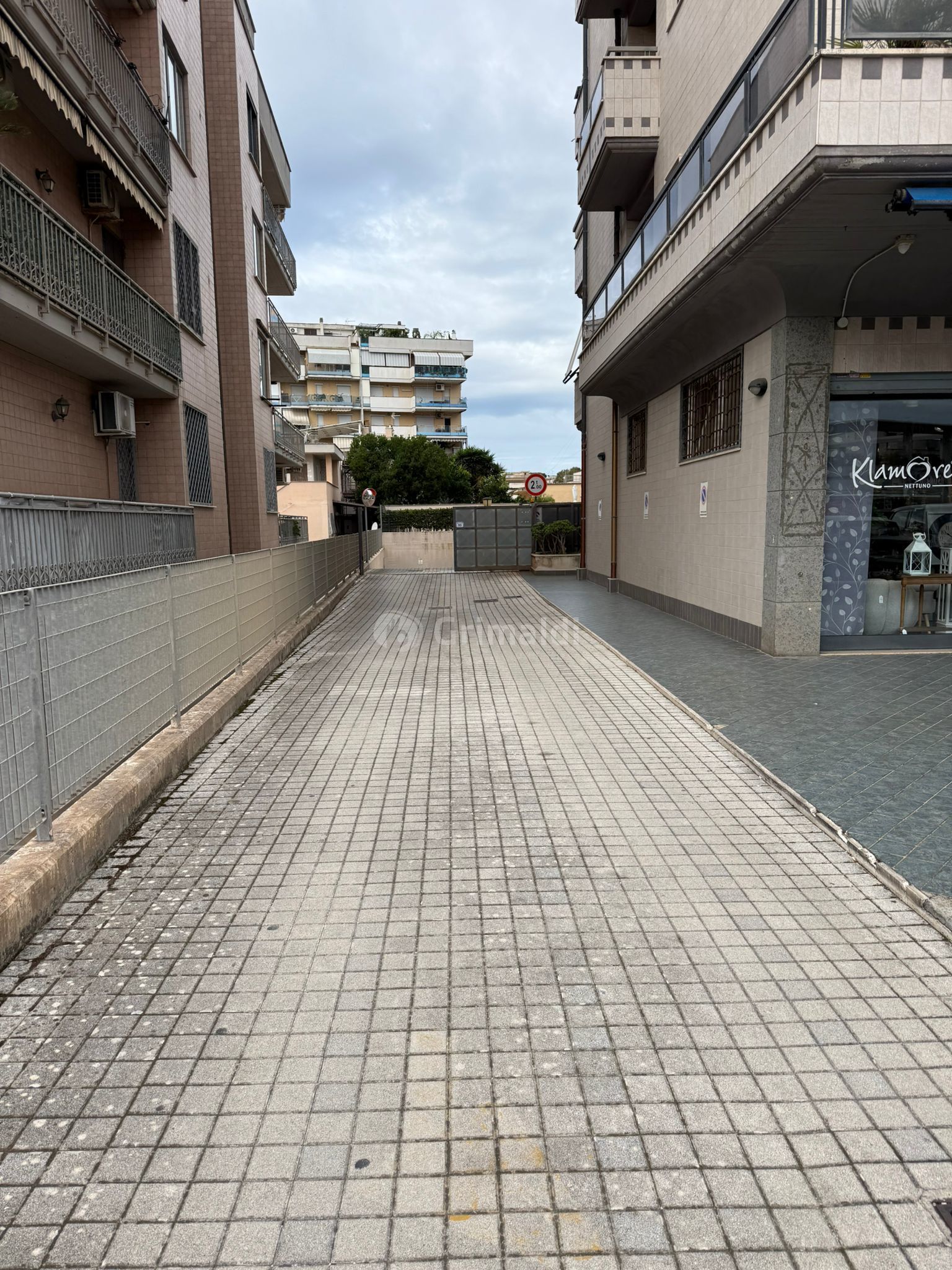 Posto auto coperto con box in via santa maria 97, Nettuno