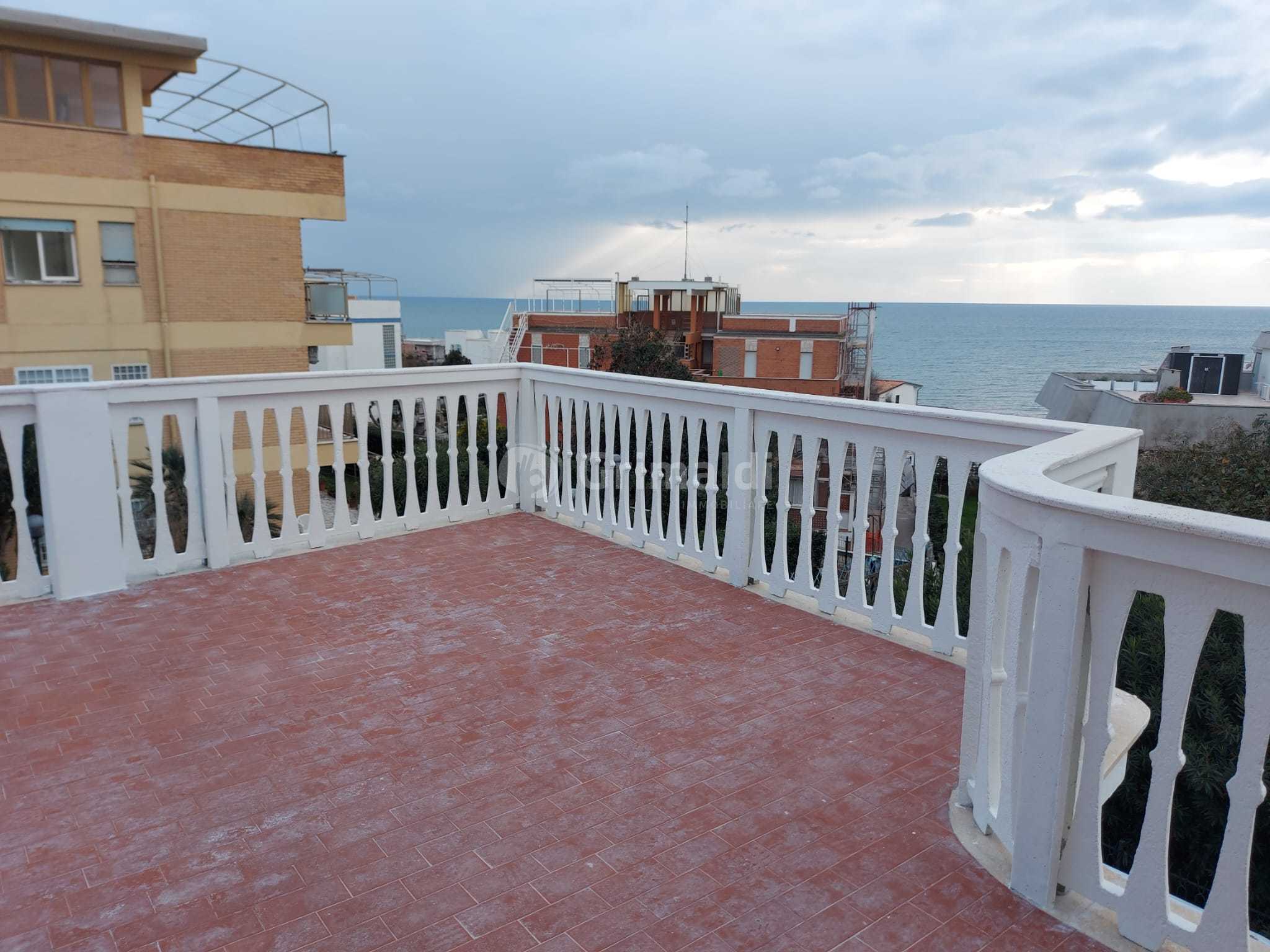 Attico vista mare in lungomare enea 140, Anzio