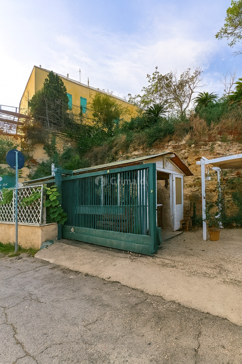 Locale commerciale con giardino in viale mencacci 34, Anzio