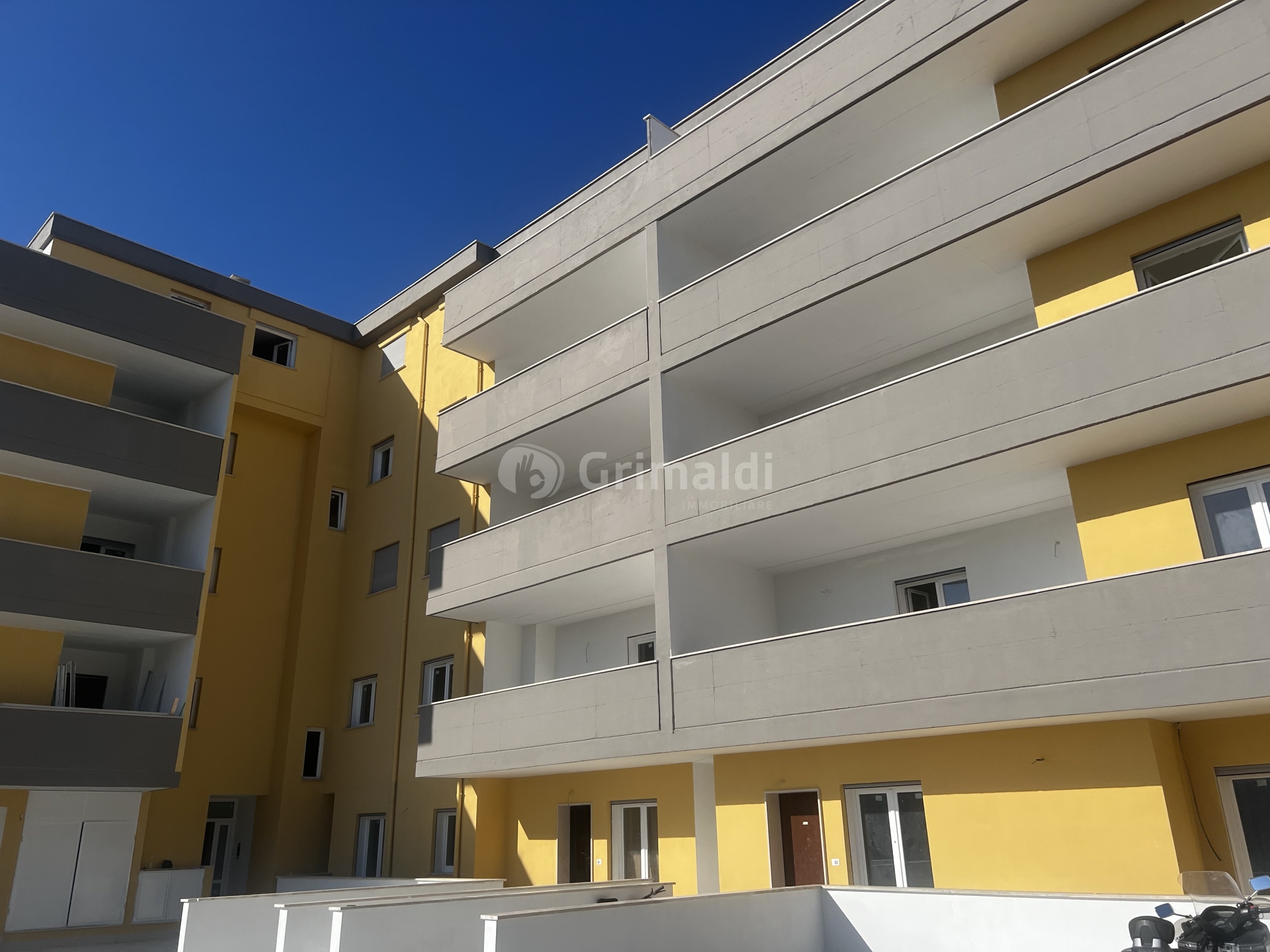 Trilocale con terrazzo in via pietro nenni 8b, Nettuno