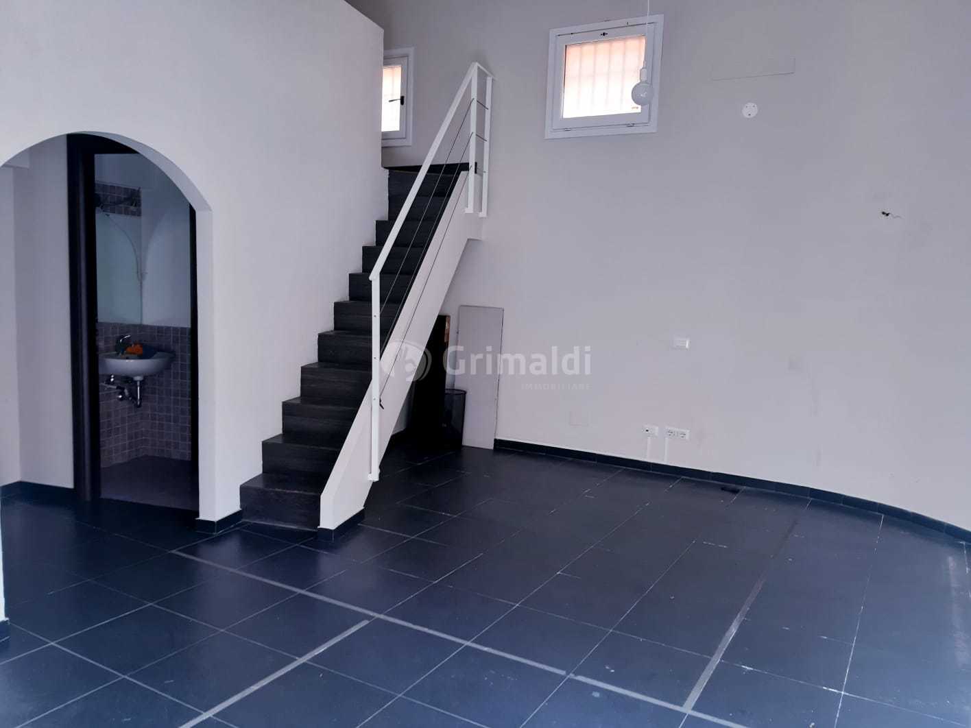 Locale commerciale in affitto in via francesco breschi 2, Anzio