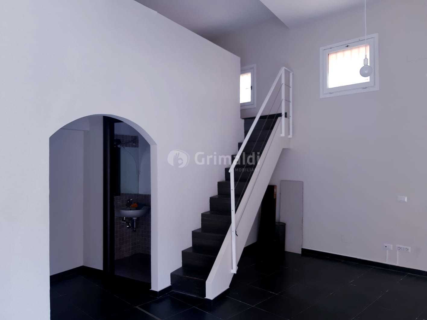 Locale commerciale in affitto in via francesco breschi 2, Anzio