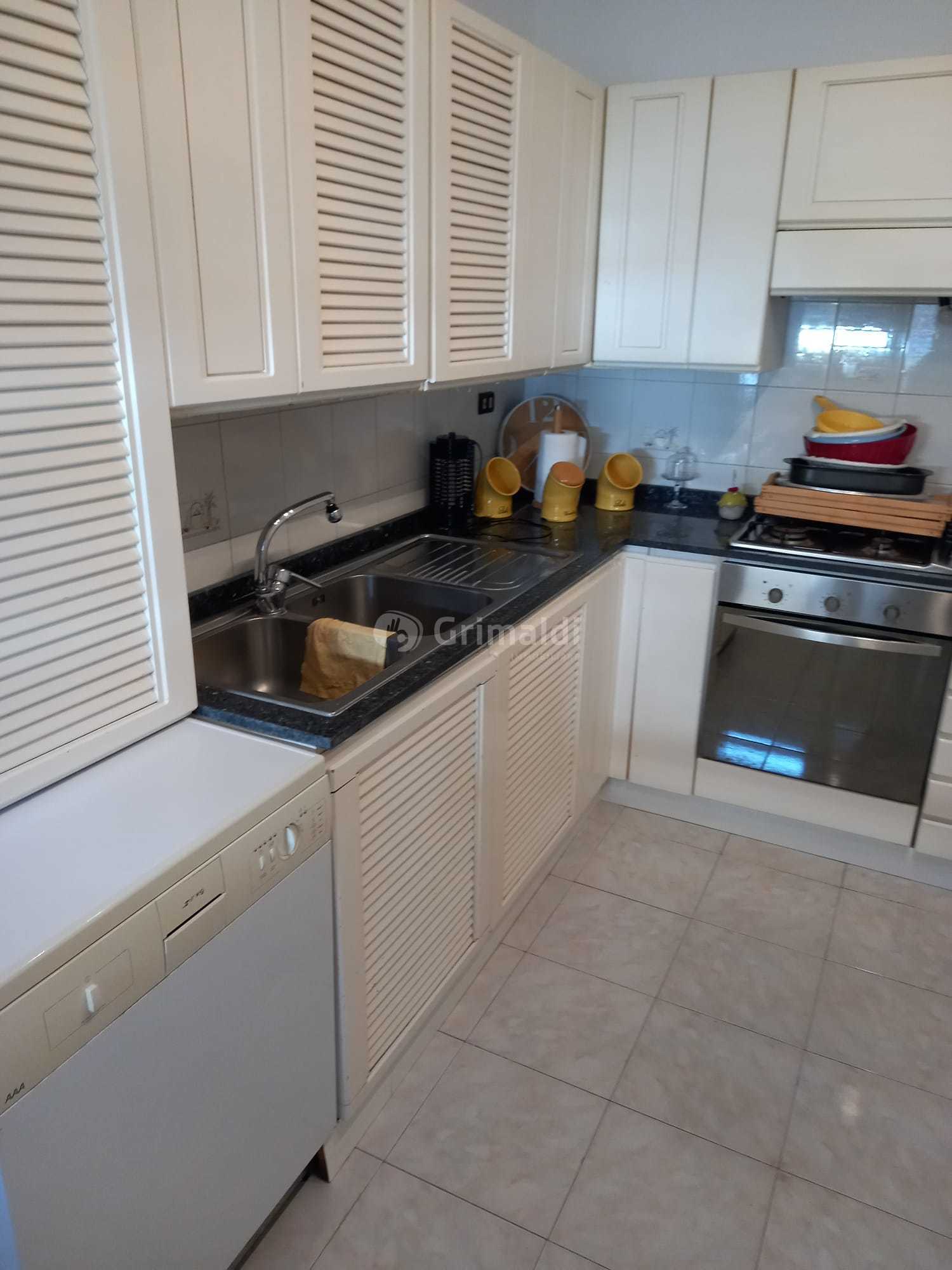 Trilocale con terrazzo in piazza pollastrini 10, Anzio