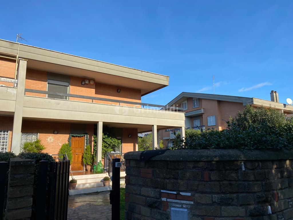 Casa indipendente con giardino in viale delle ginestre 60, Anzio