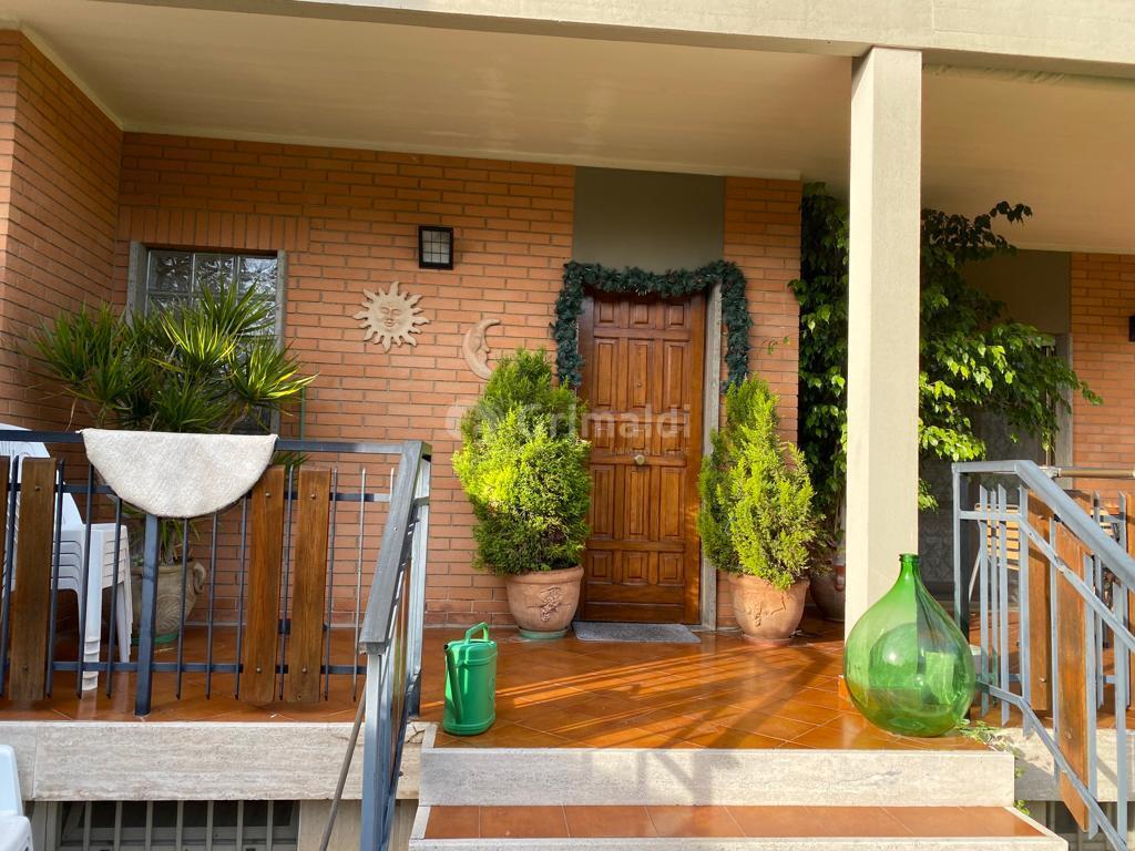 Casa indipendente con giardino in viale delle ginestre 60, Anzio