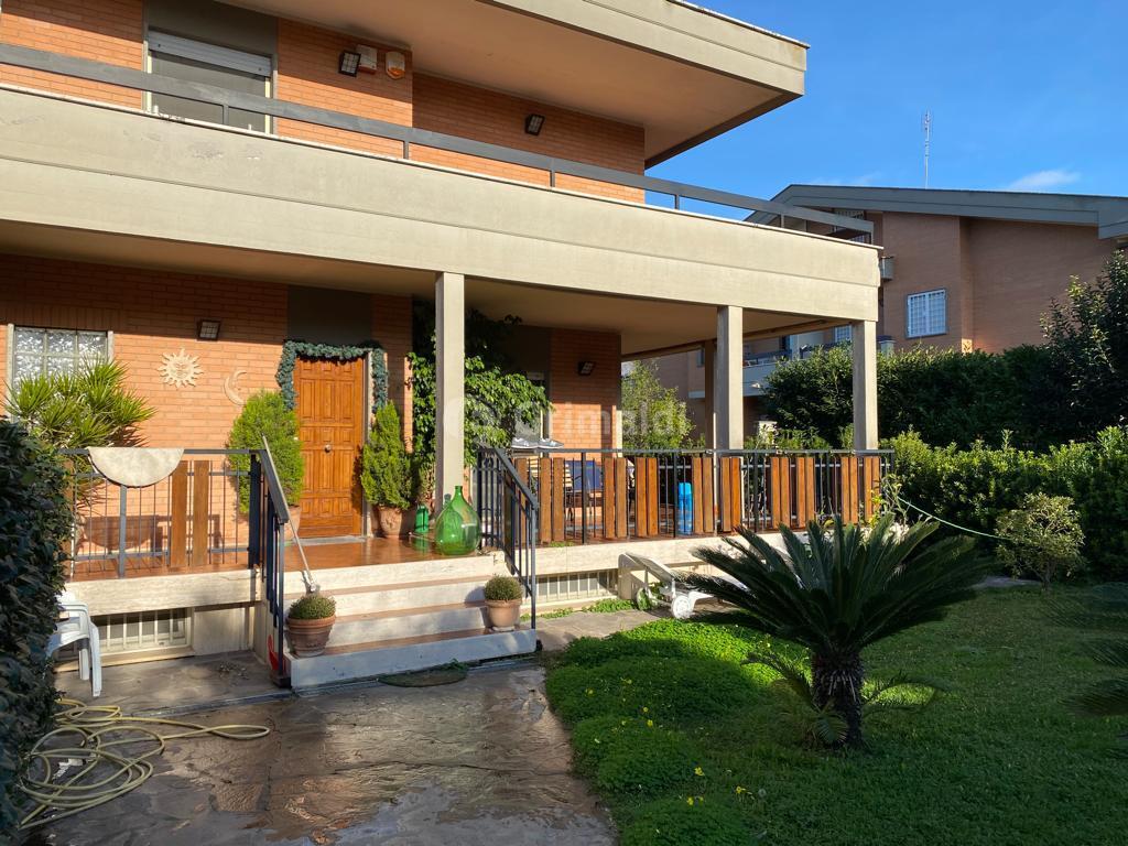 Casa indipendente con giardino in viale delle ginestre 60, Anzio