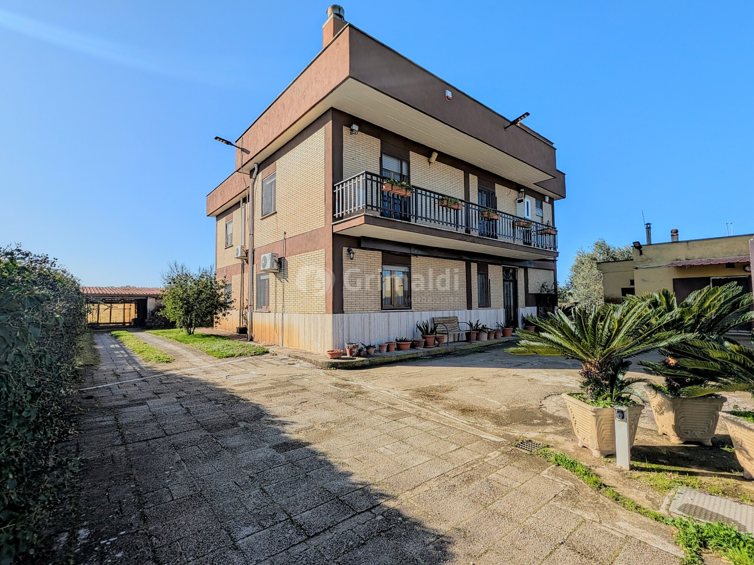 Villa con giardino in via granieri 56, Nettuno