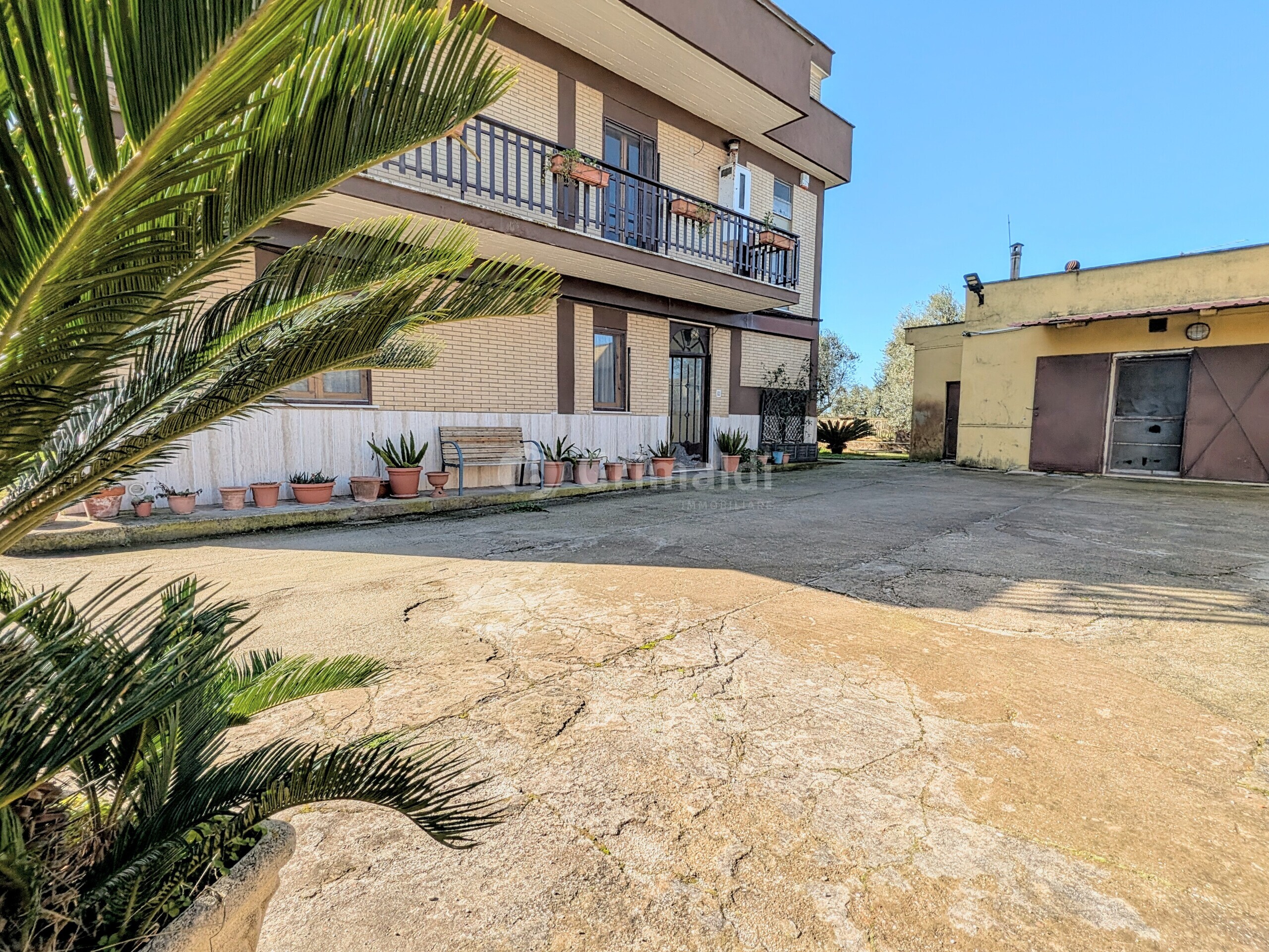 Villa con giardino in via granieri 56, Nettuno