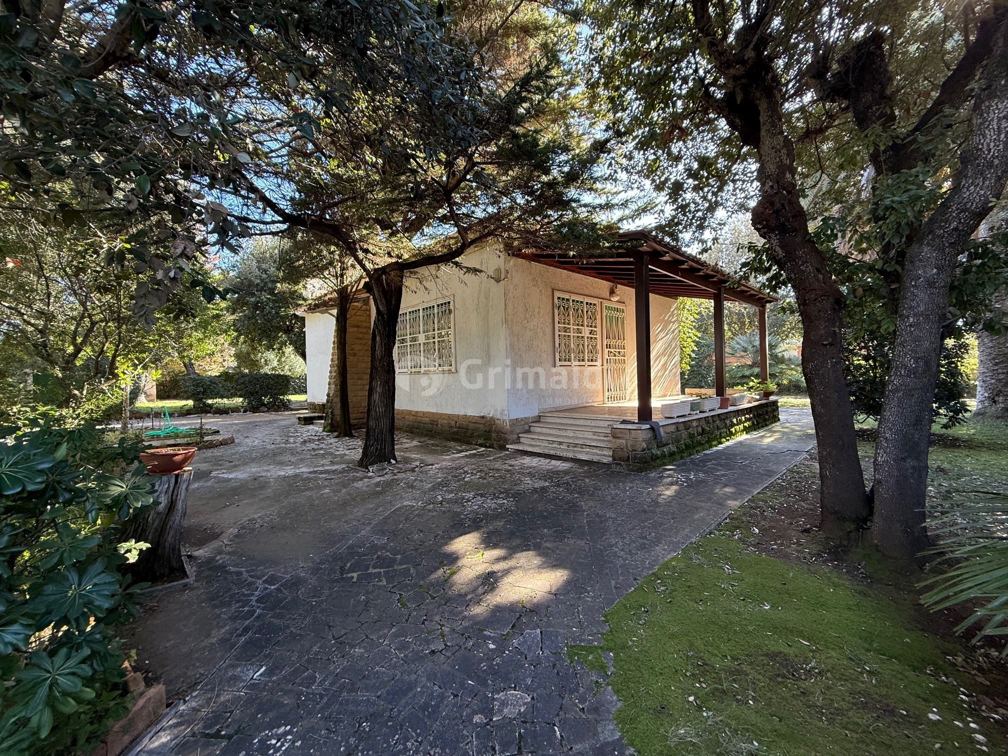 Villa con giardino in viale tridente 21, Anzio