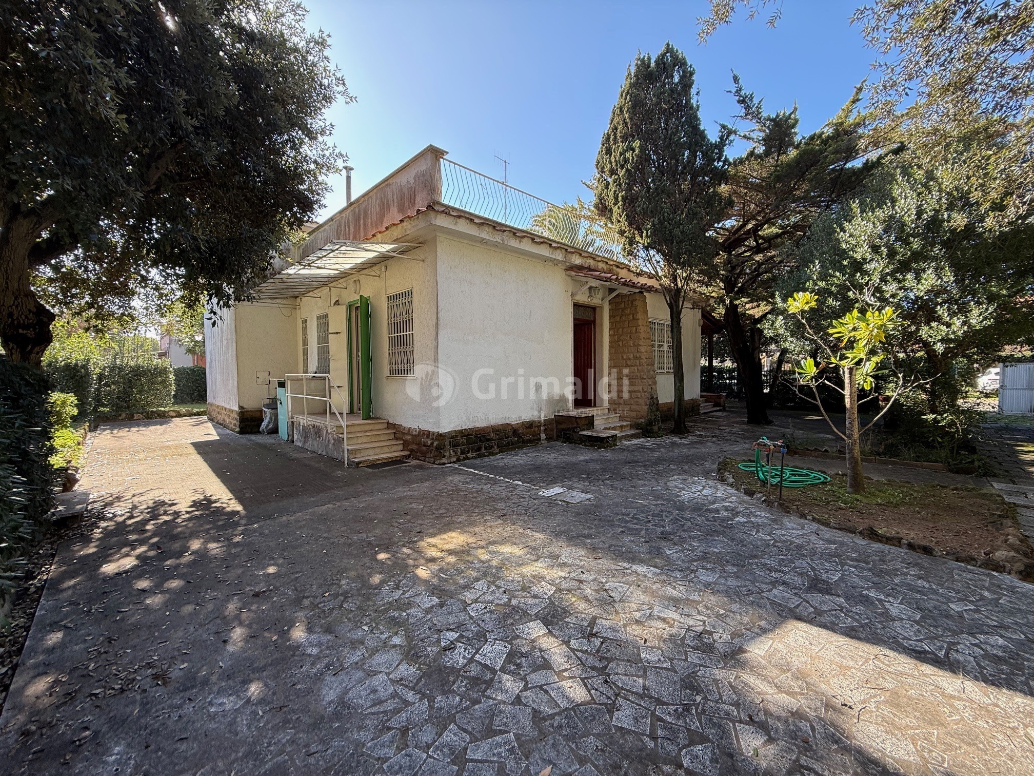 Villa con giardino in viale tridente 21, Anzio