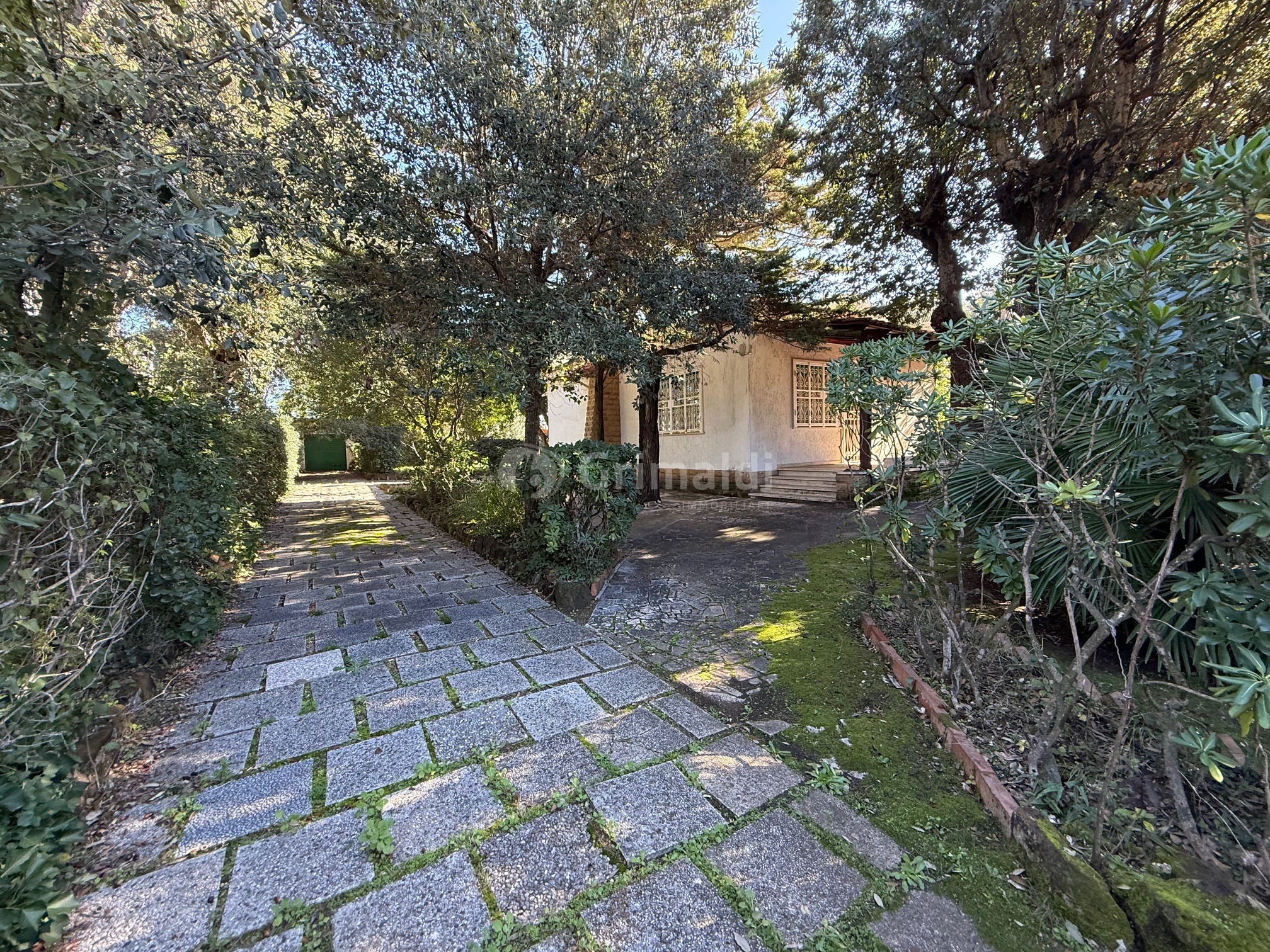 Villa con giardino in viale tridente 21, Anzio
