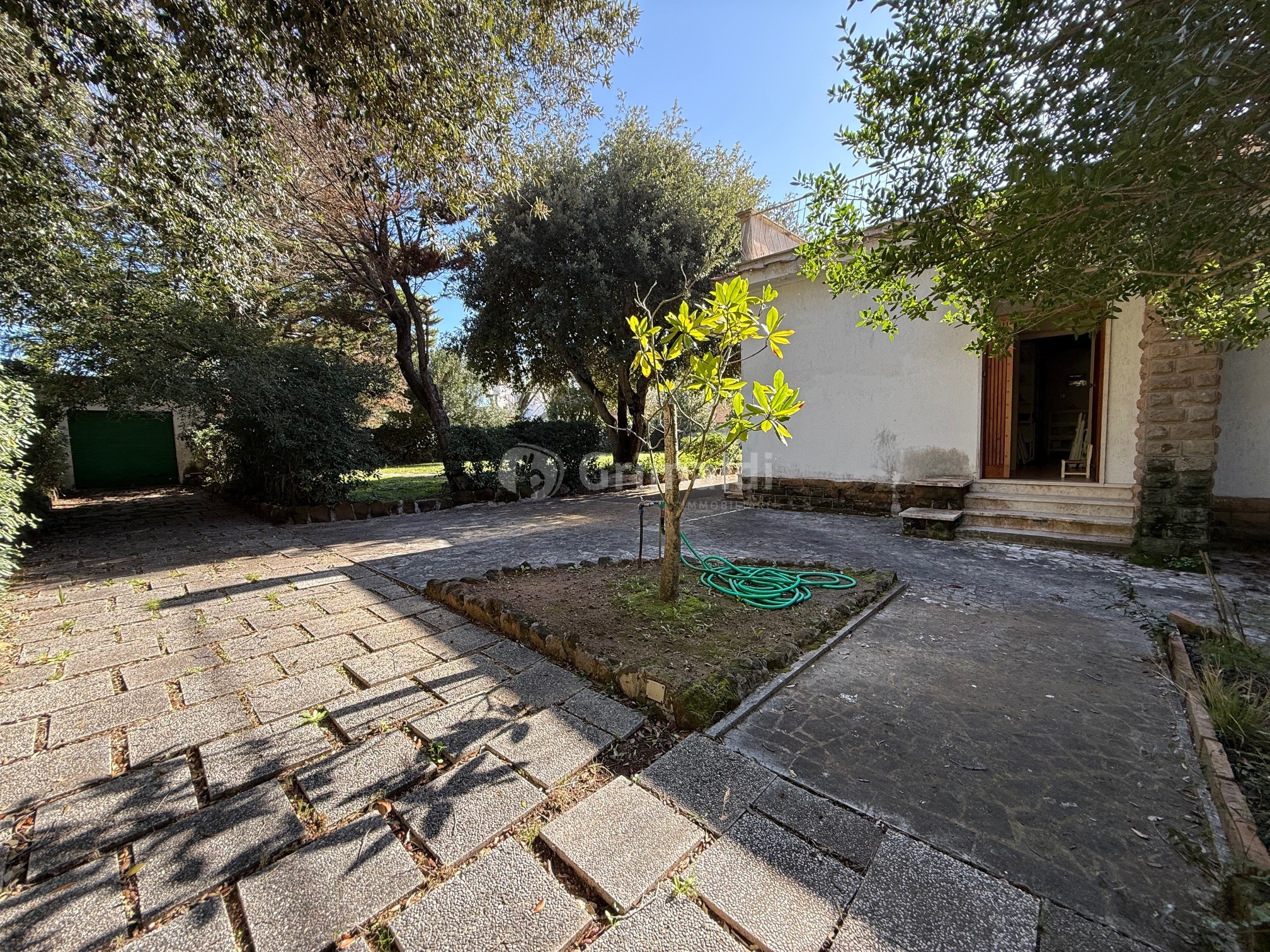 Villa con giardino in viale tridente 21, Anzio