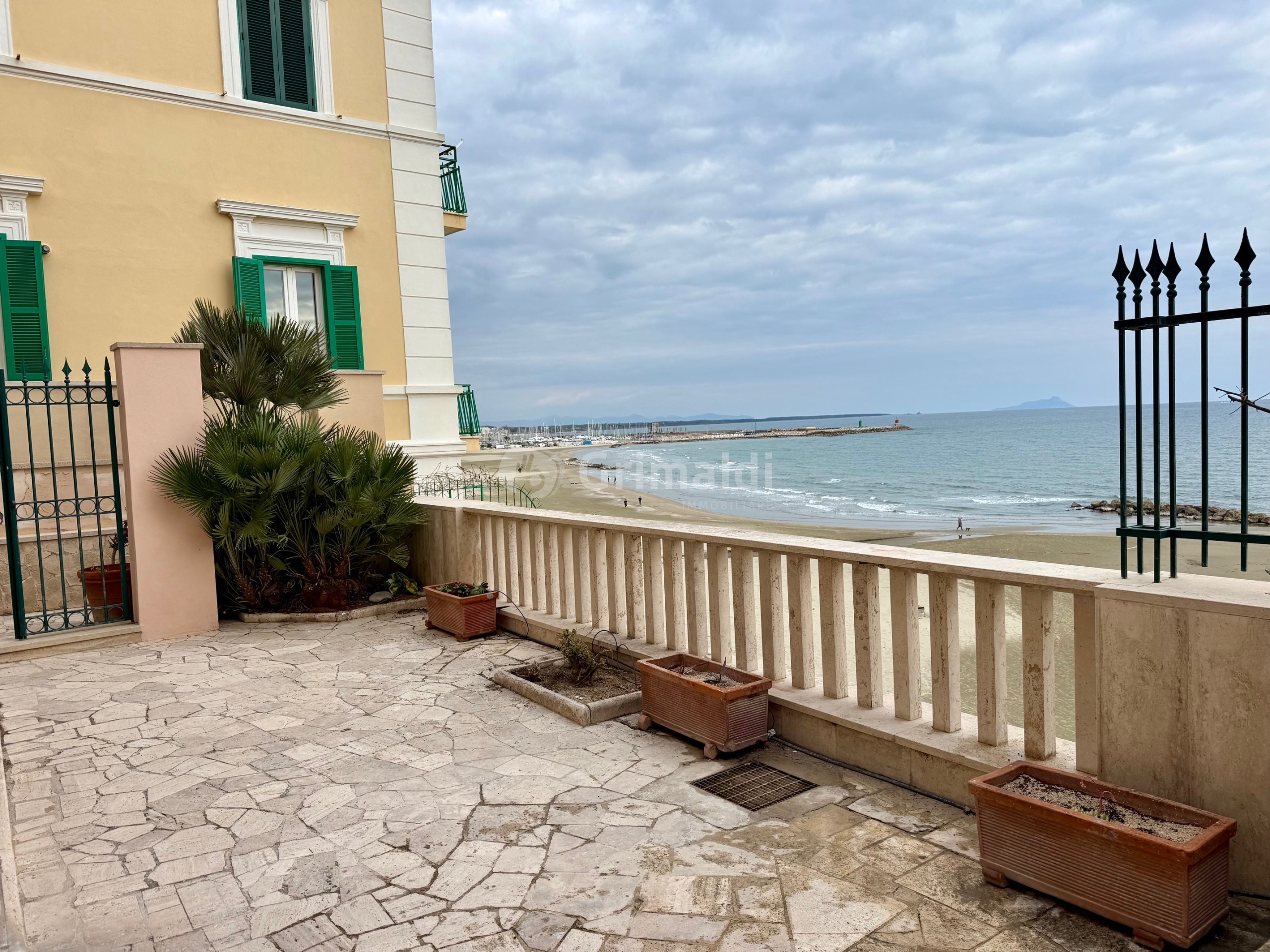 Trilocale con terrazzo in via antonio gramsci 84, Nettuno