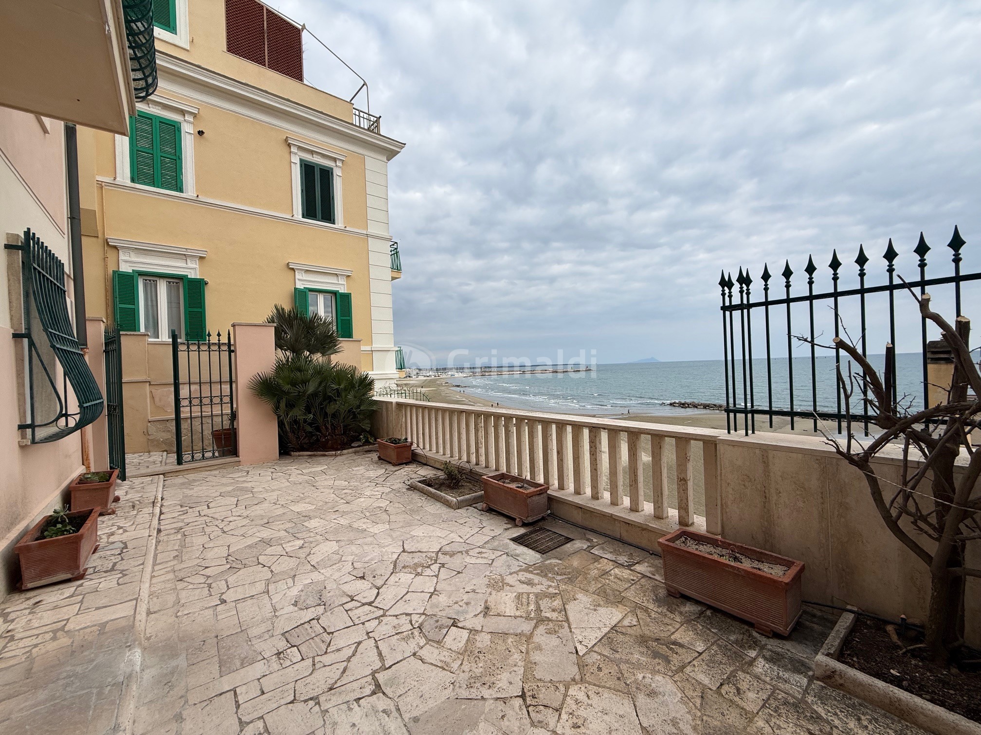 Trilocale con terrazzo in via antonio gramsci 84, Nettuno