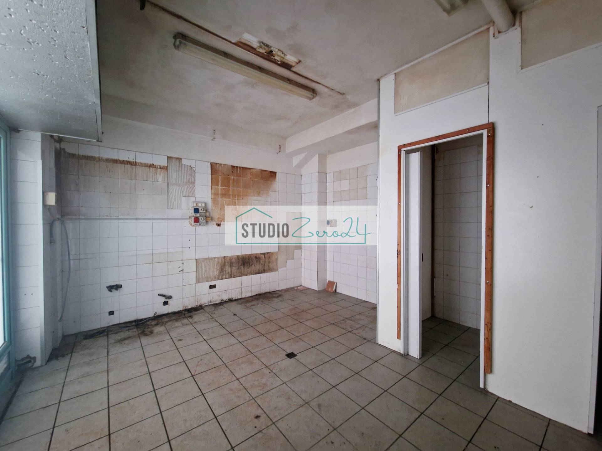 Locale commerciale in vendita a Camaiore, Lido di Camaiore