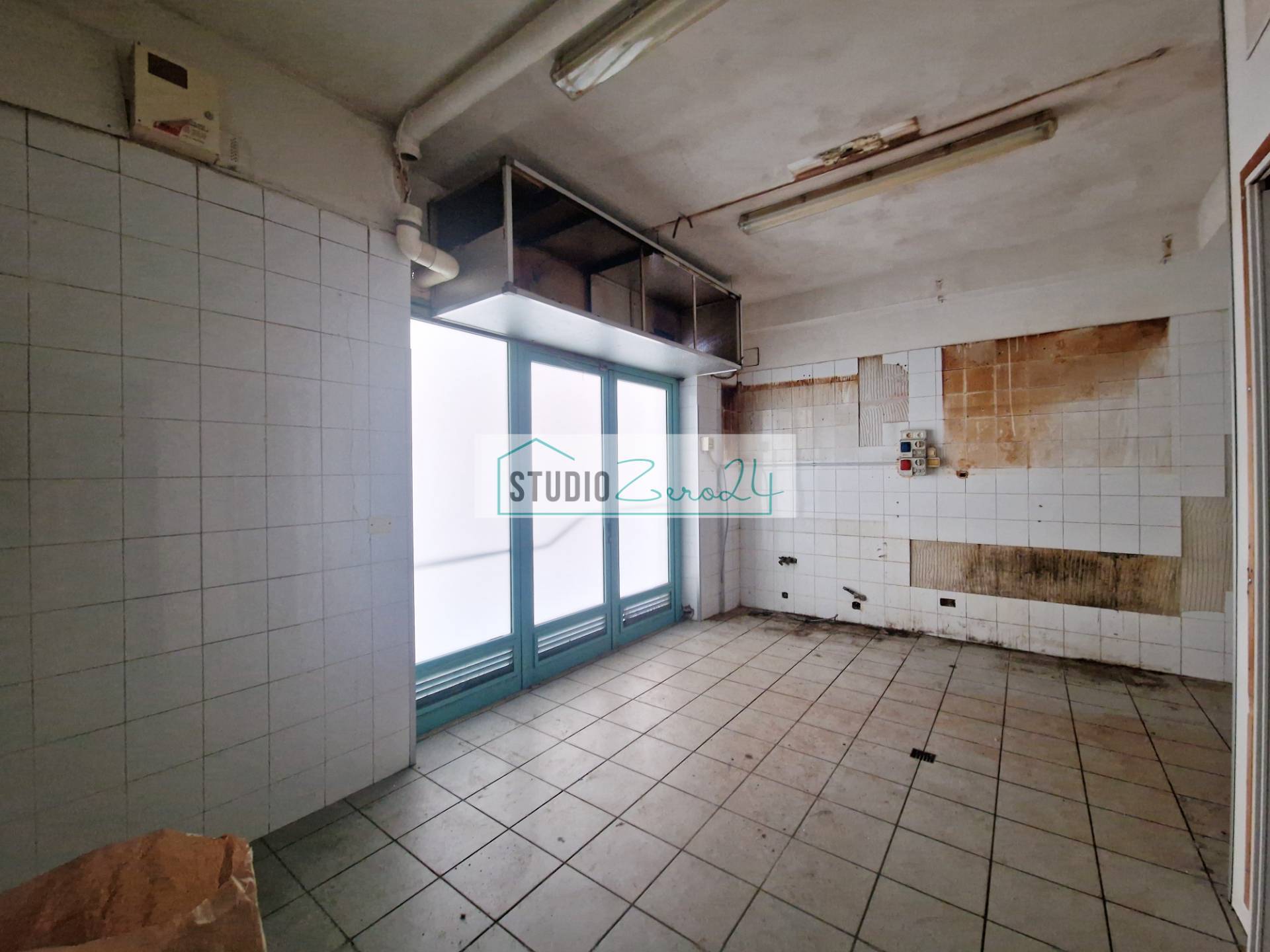 Locale commerciale in vendita a Camaiore, Lido di Camaiore