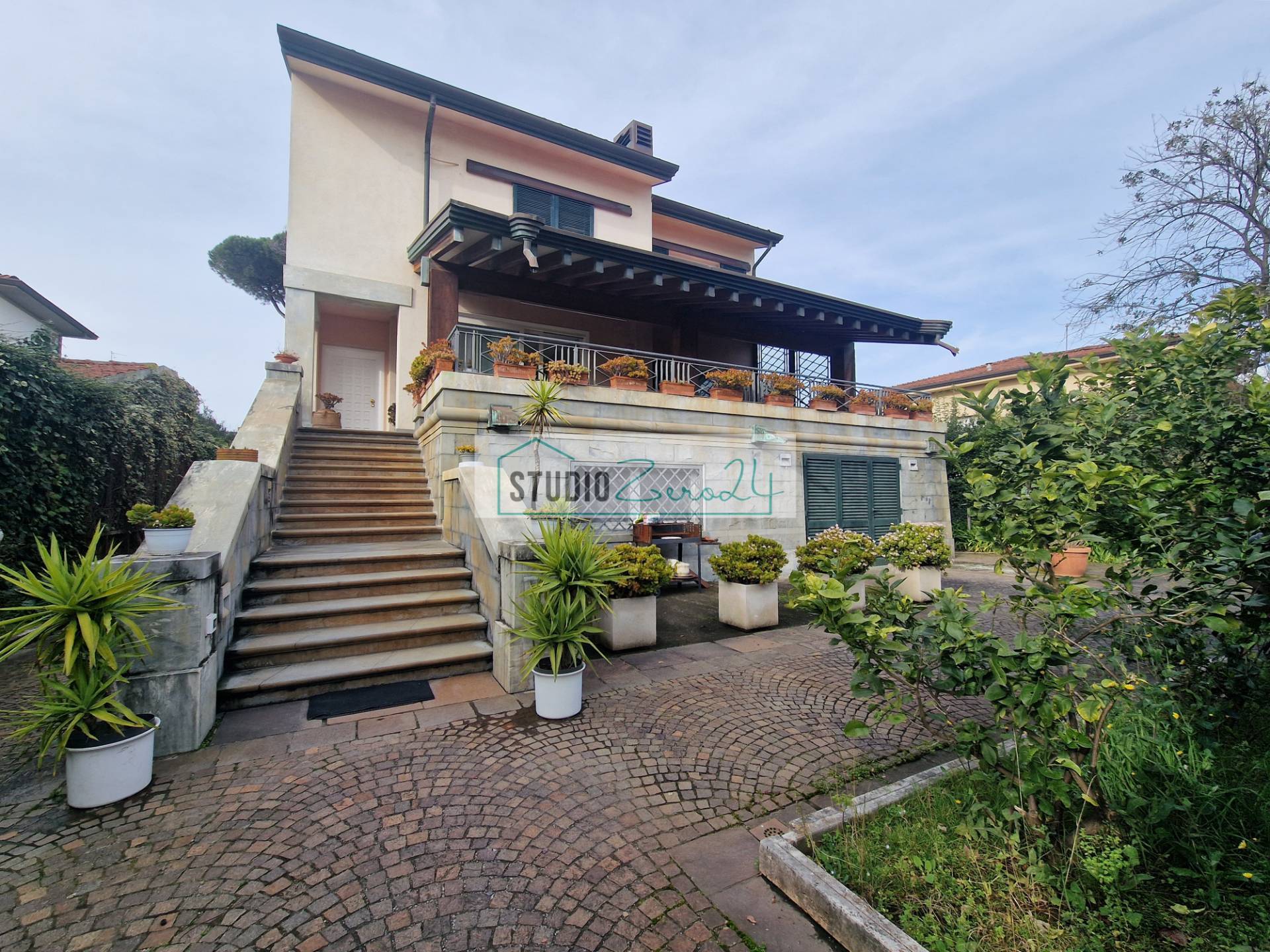 Villa in vendita a Camaiore, Lido di Camaiore