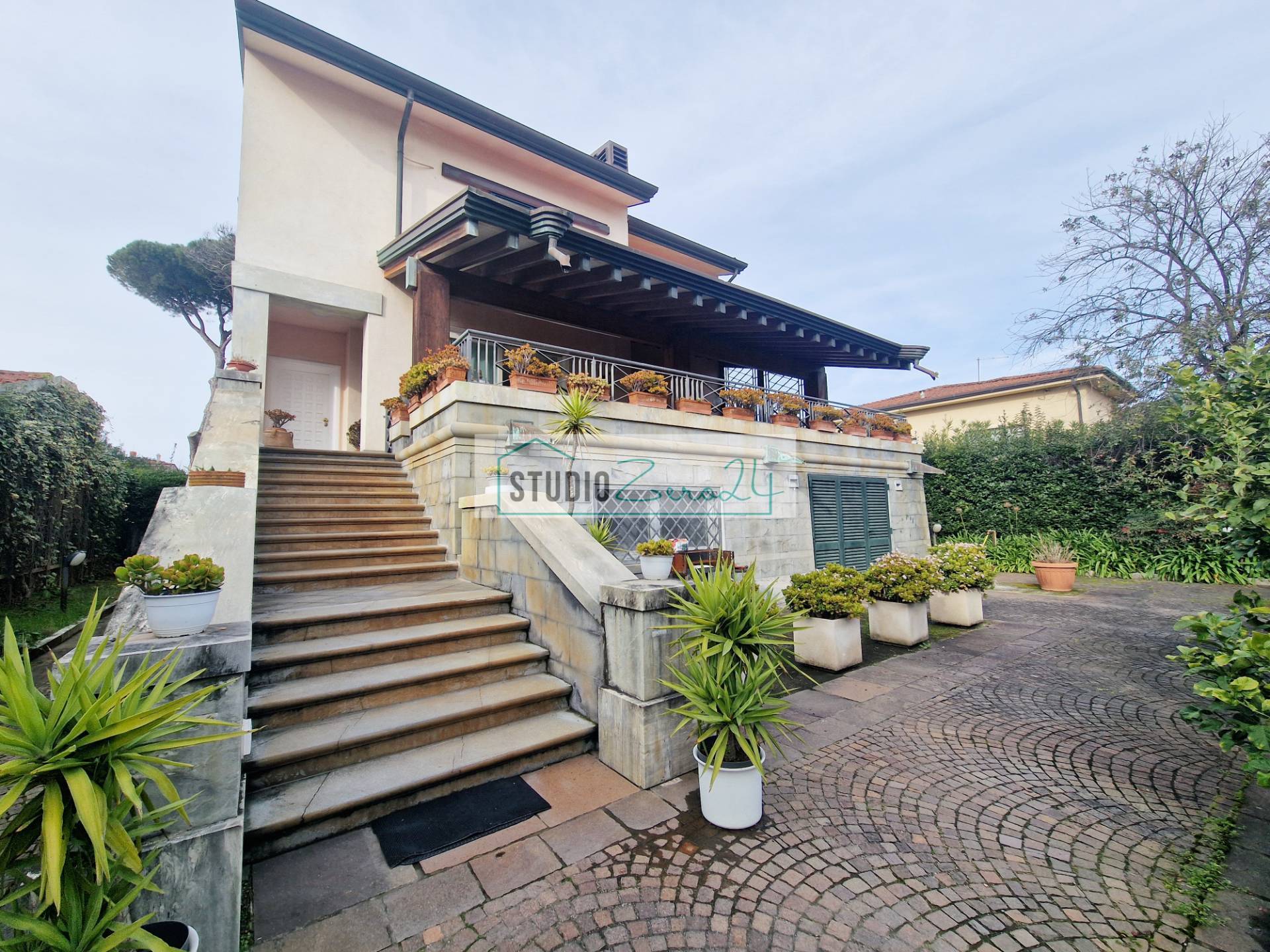 Villa in vendita a Camaiore, Lido di Camaiore