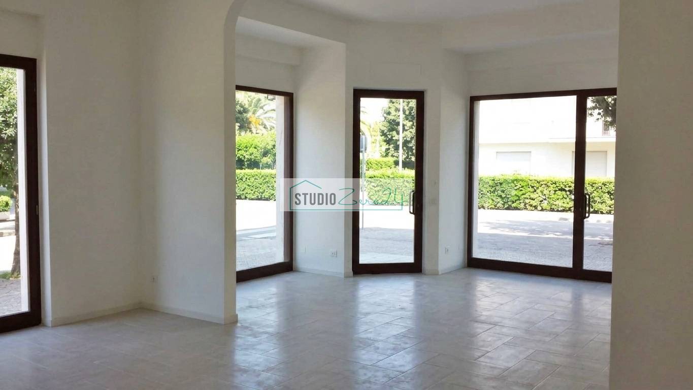 Locale commerciale in vendita a Camaiore, Lido di Camaiore