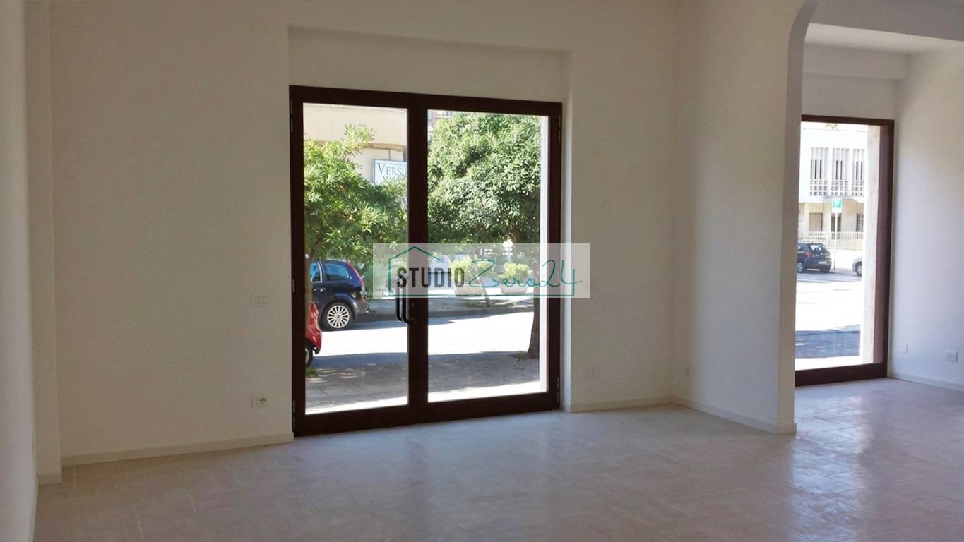 Locale commerciale in vendita a Camaiore, Lido di Camaiore