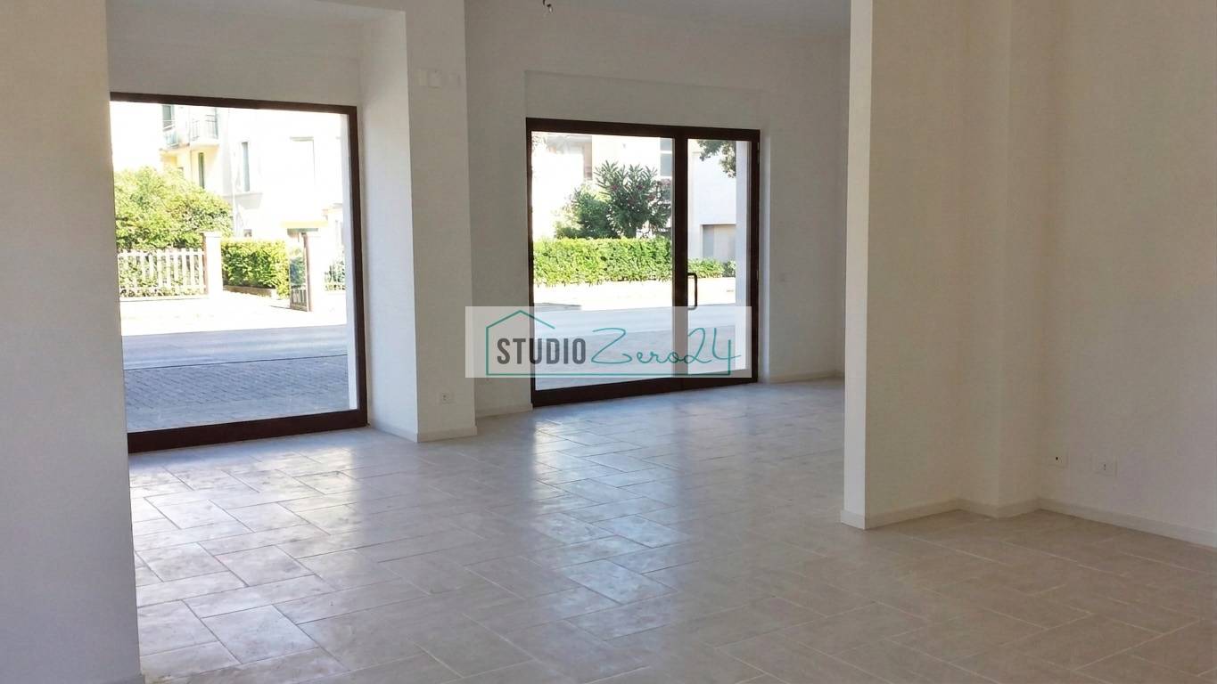 Locale commerciale in vendita a Camaiore, Lido di Camaiore