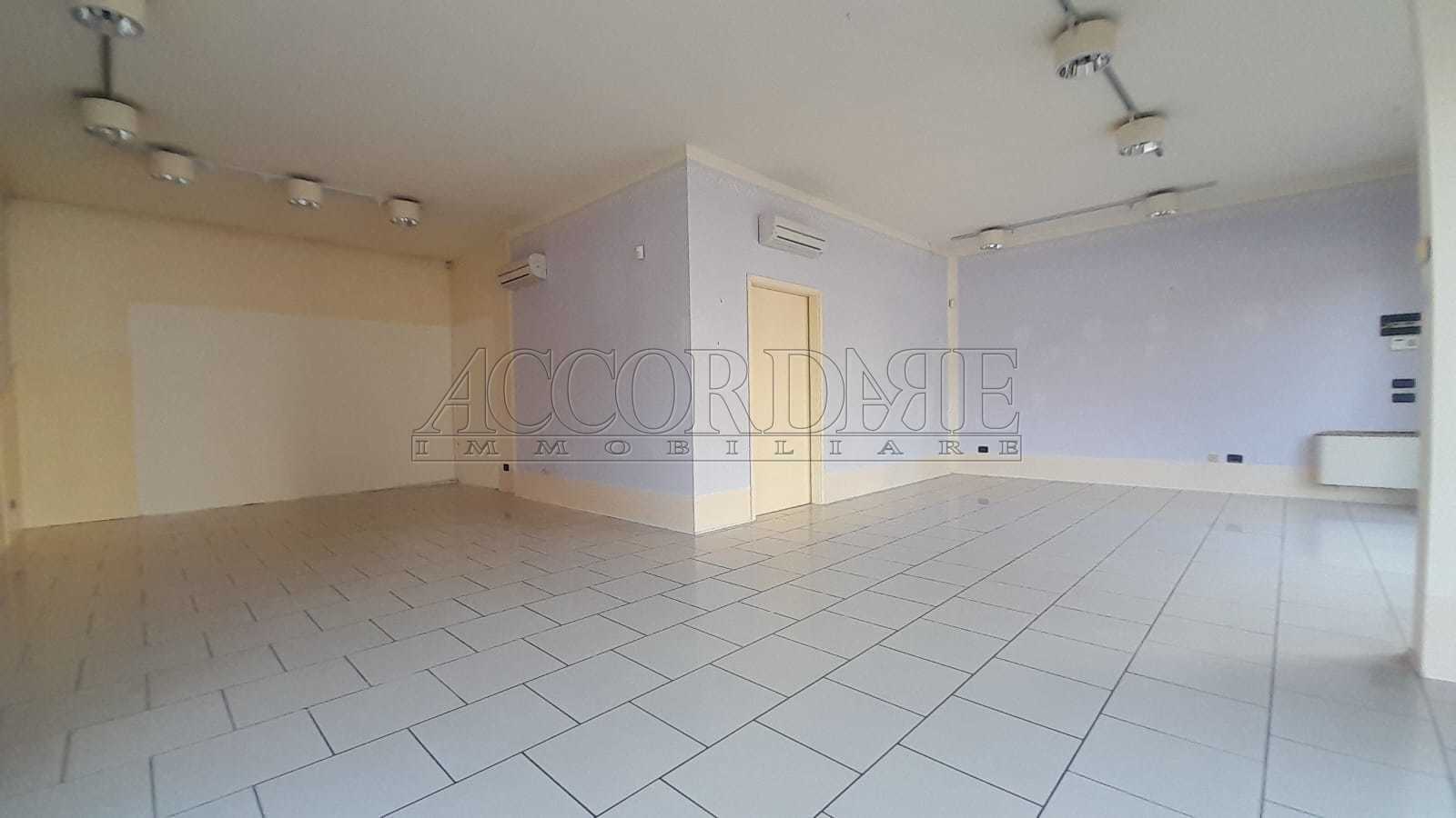 Locale commerciale in affitto a Mestrino