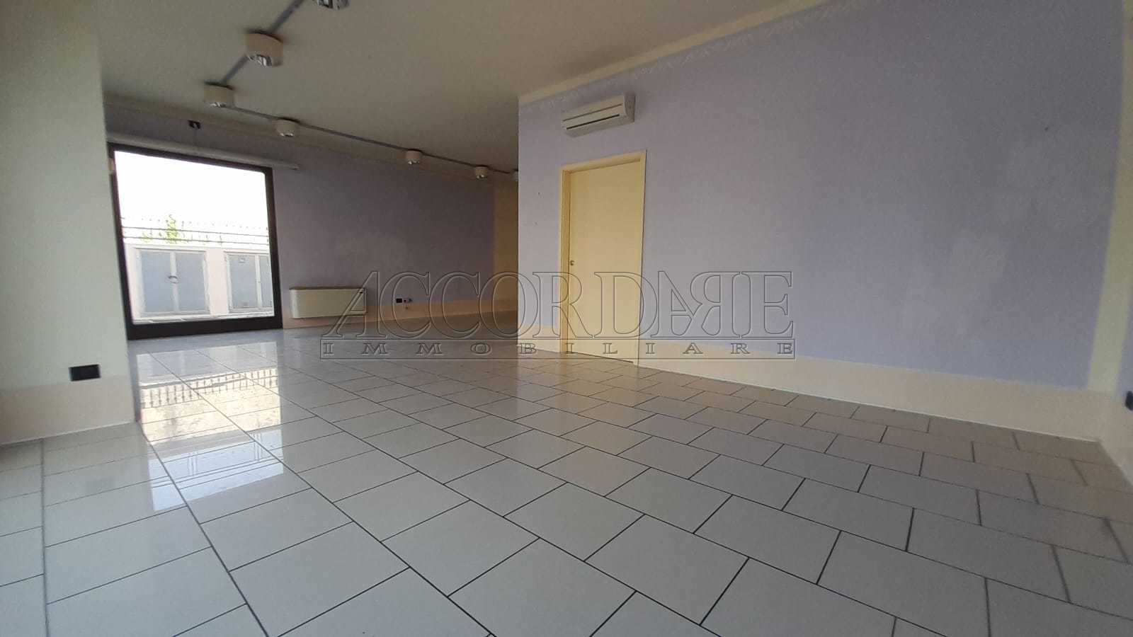 Locale commerciale in affitto a Mestrino