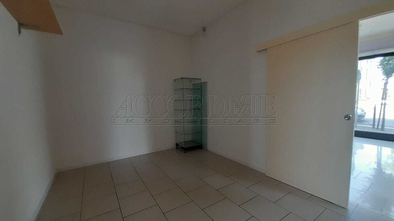 Locale commerciale in affitto a Mestrino