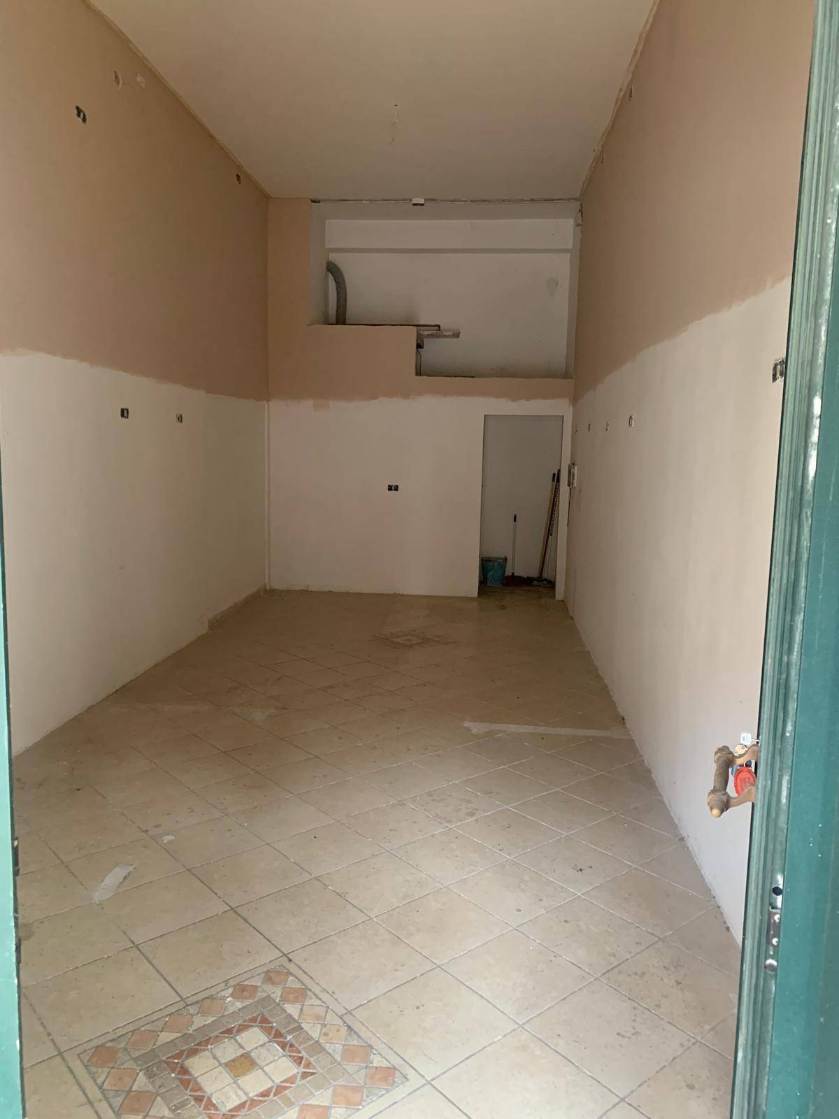 Locale commerciale in vendita a Avellino, Centro