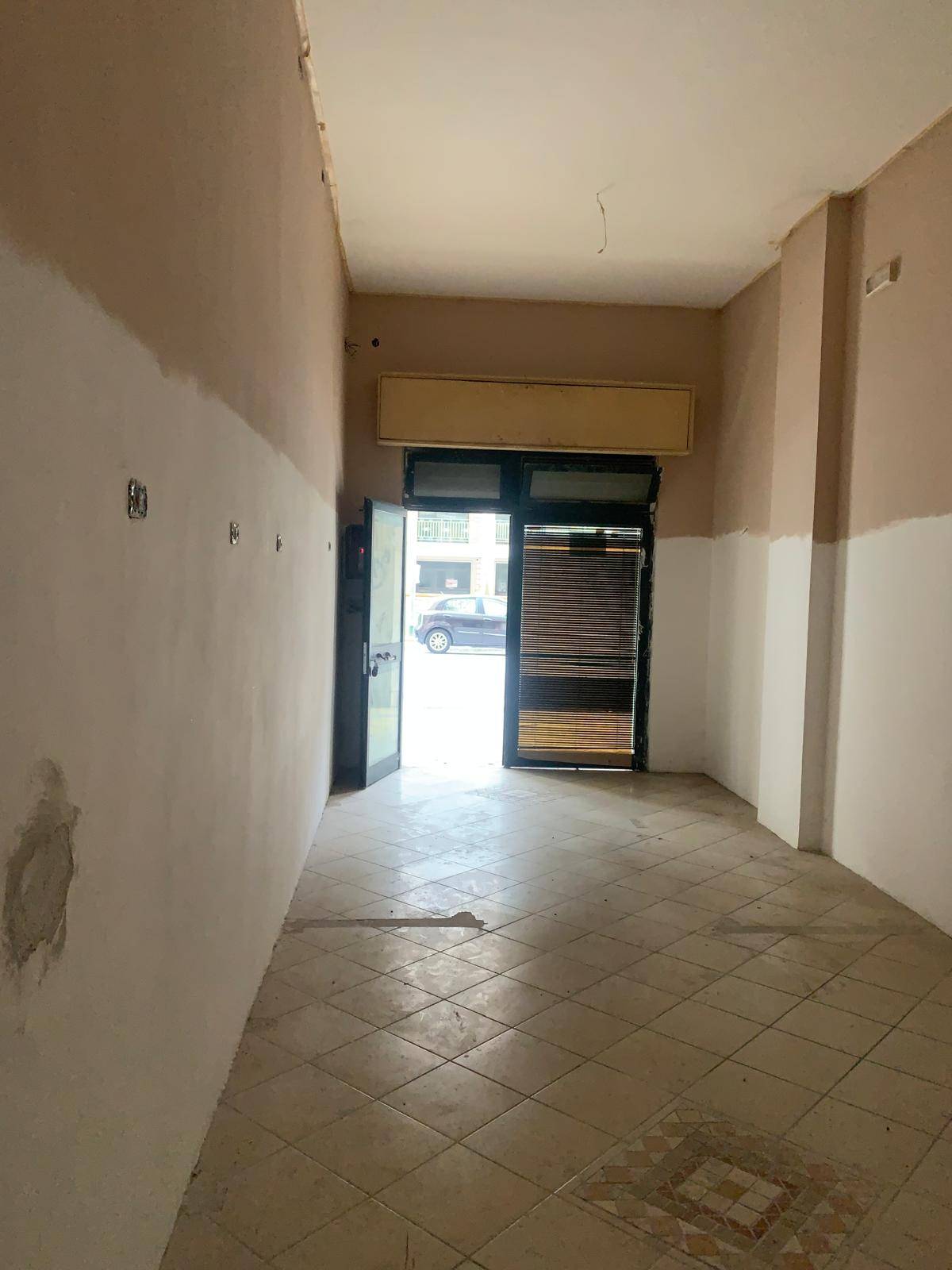 Locale commerciale in vendita a Avellino, Centro