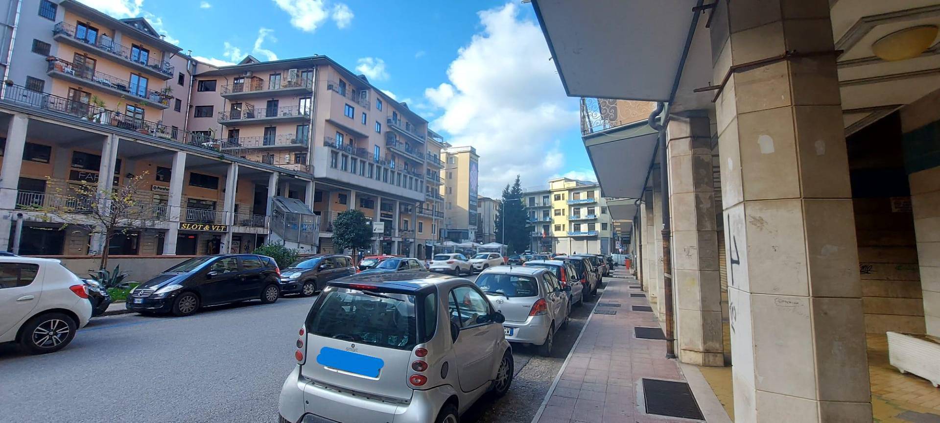 Locale commerciale in vendita a Avellino, Centro