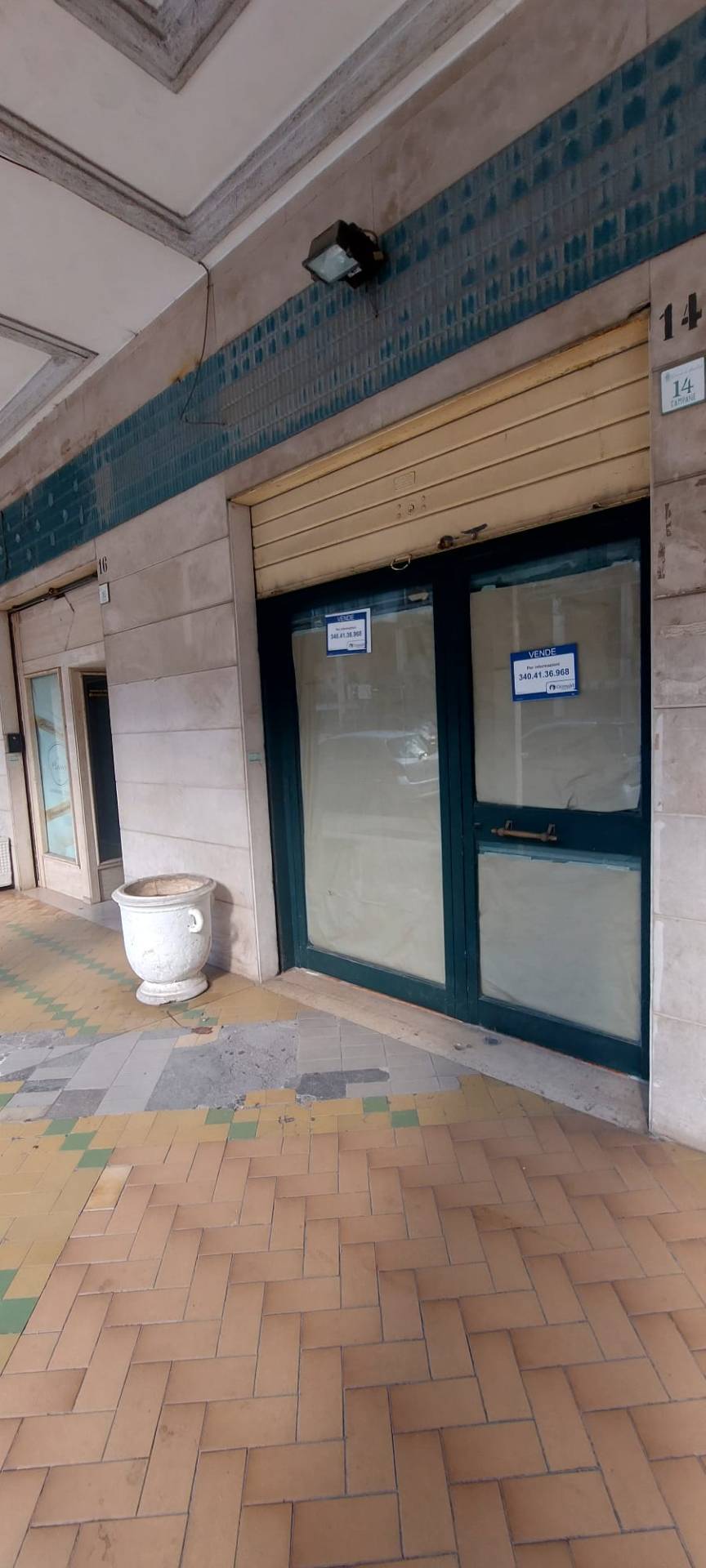 Locale commerciale in vendita a Avellino, Centro