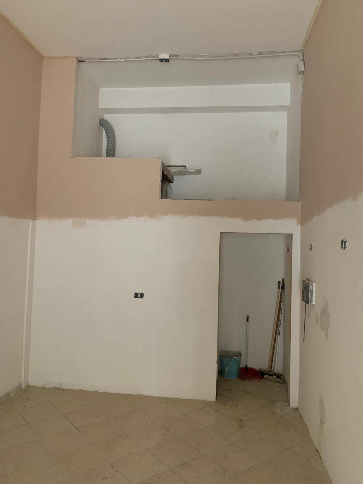 Locale commerciale in vendita a Avellino, Centro