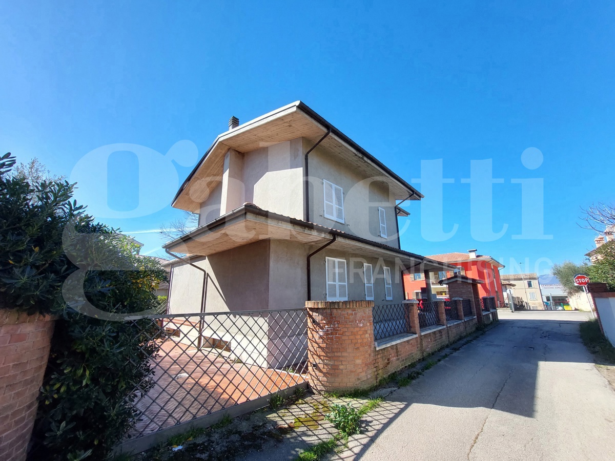 Villa con giardino a Mosciano Sant'Angelo