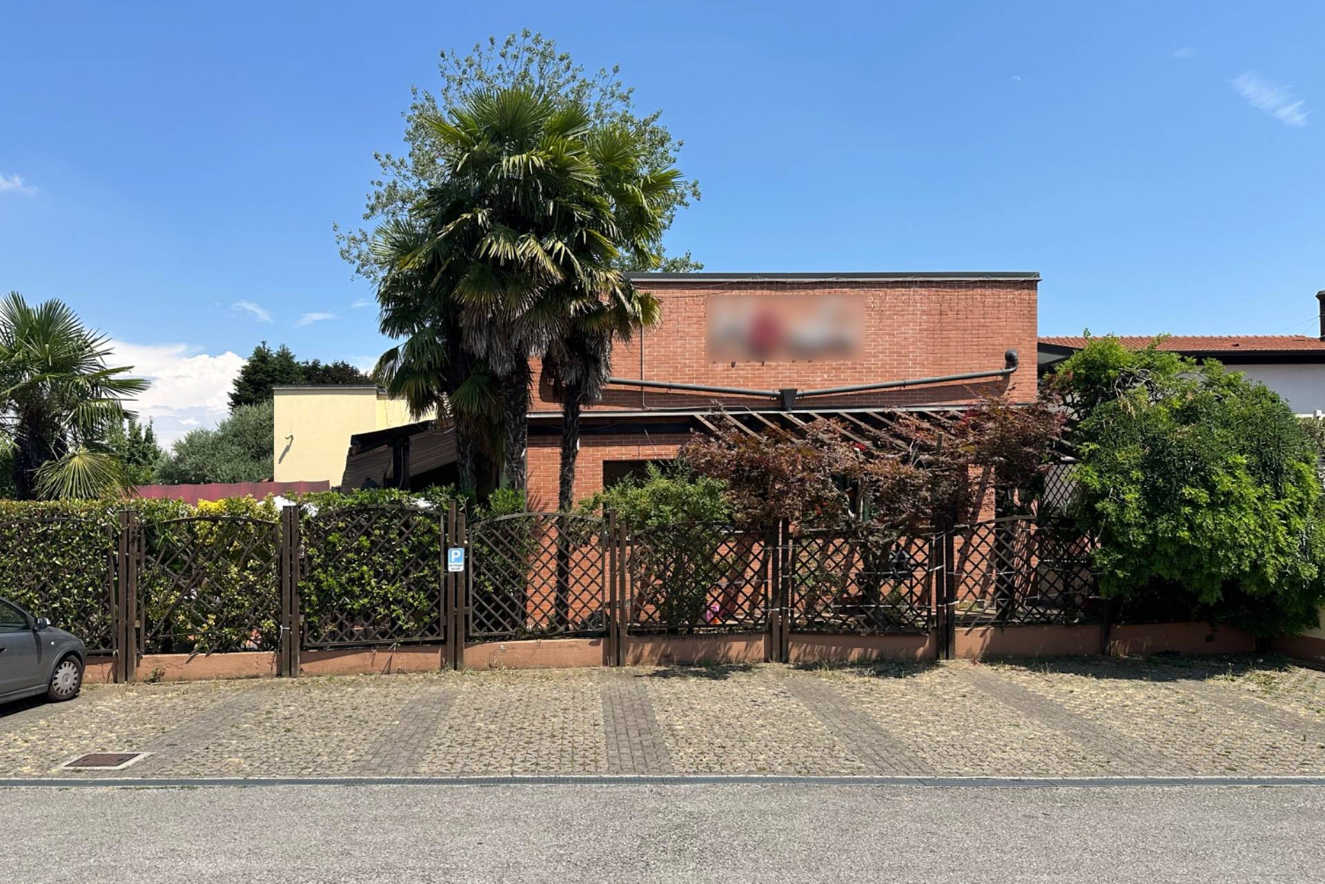 Locale commerciale in vendita a Casatenovo