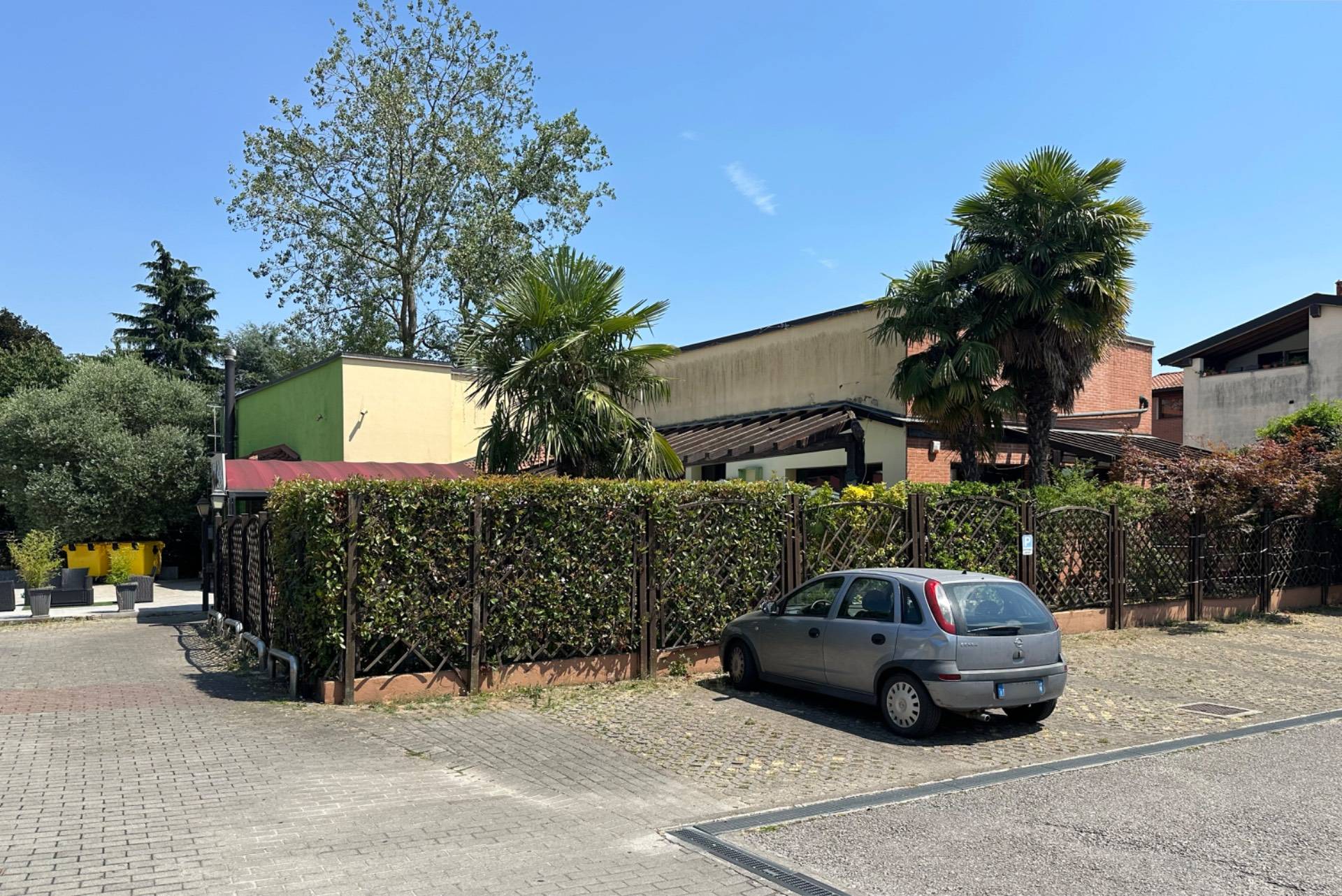 Locale commerciale in vendita a Casatenovo