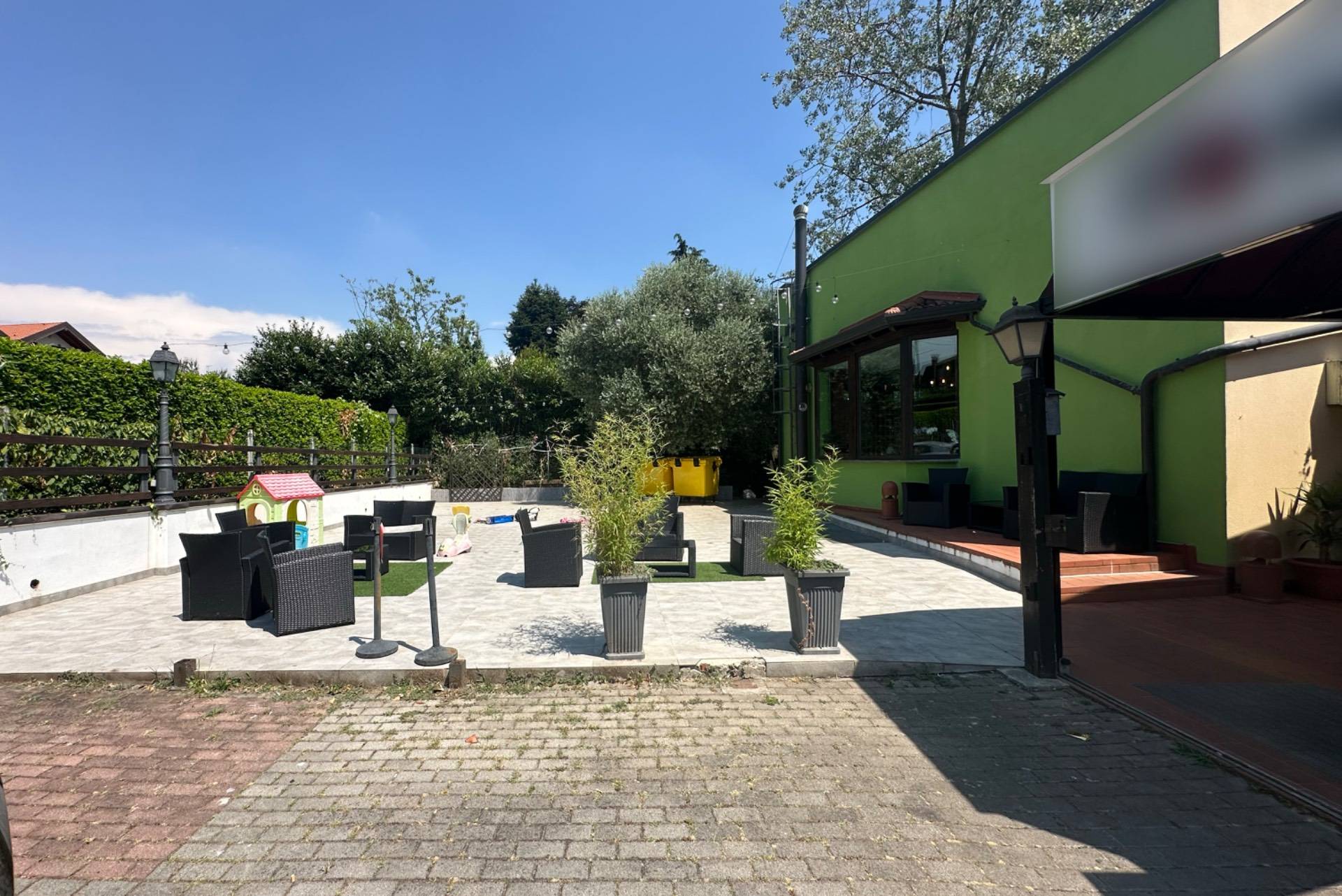 Locale commerciale in vendita a Casatenovo