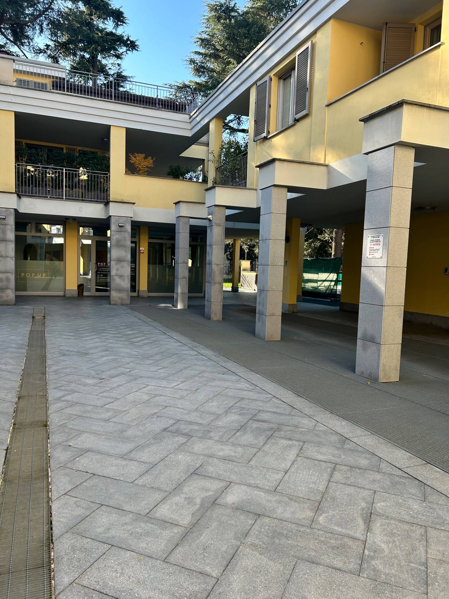 Locale commerciale in affitto a Parabiago