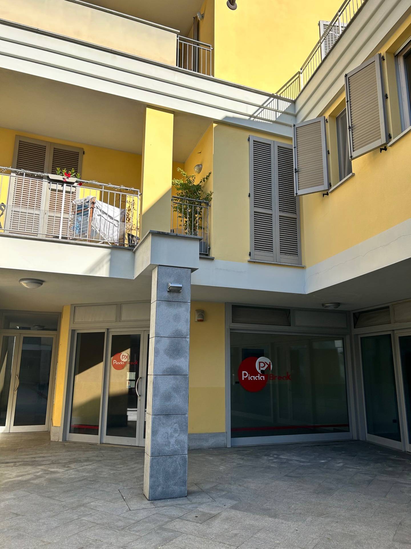 Locale commerciale in affitto a Parabiago