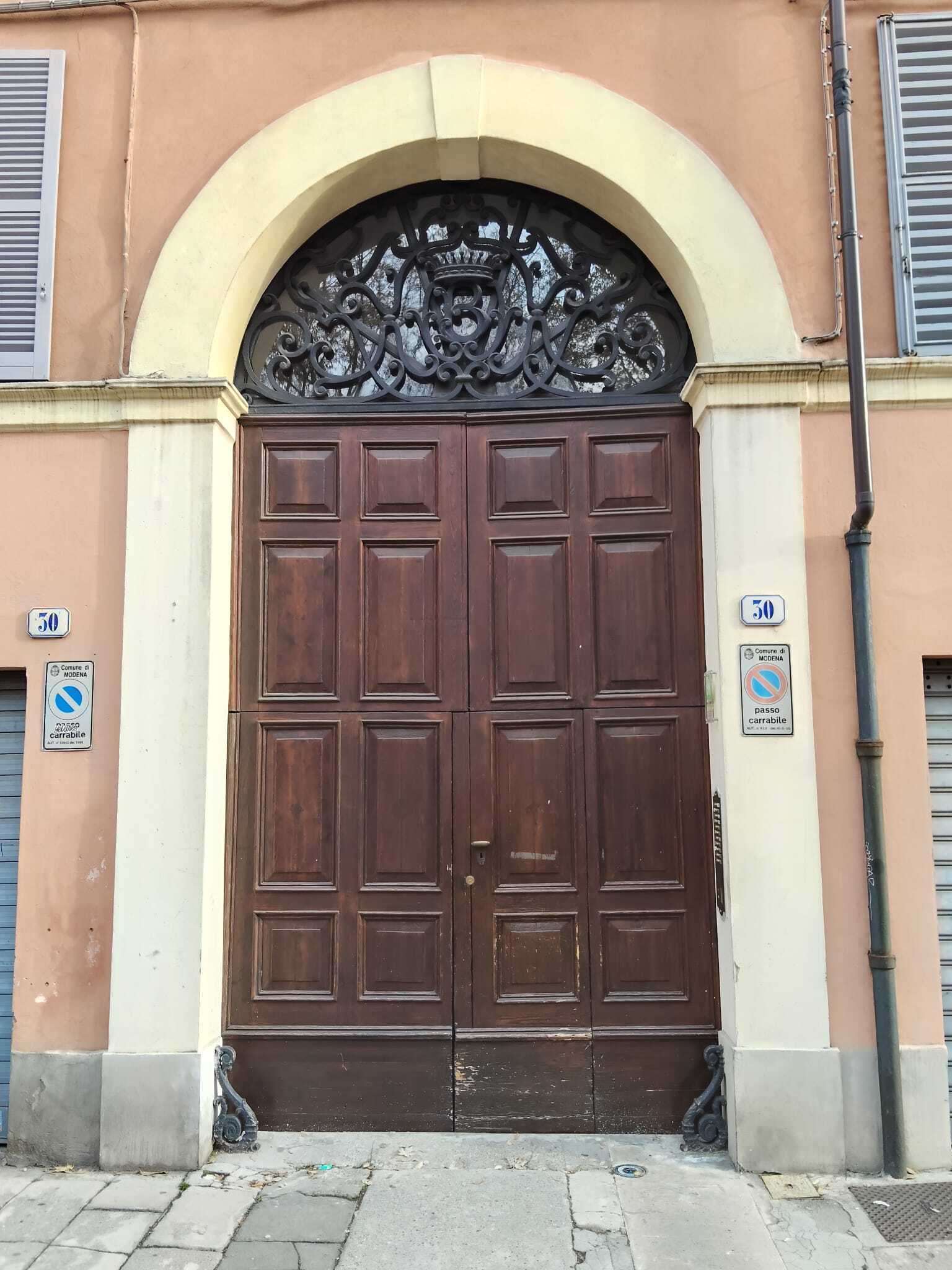 Magazzino ristrutturato in via sgarzeria 30, Modena