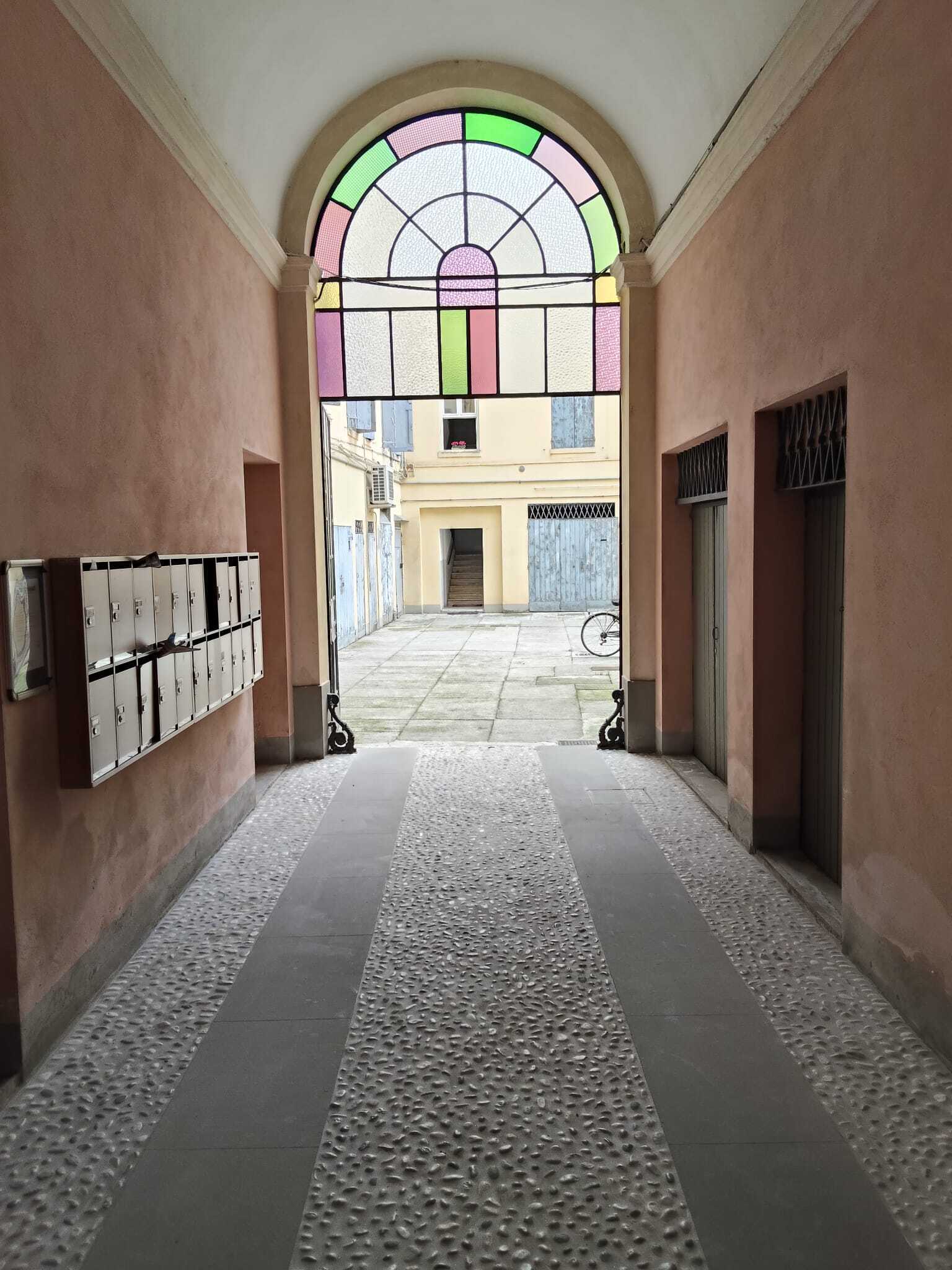 Magazzino ristrutturato in via sgarzeria 30, Modena