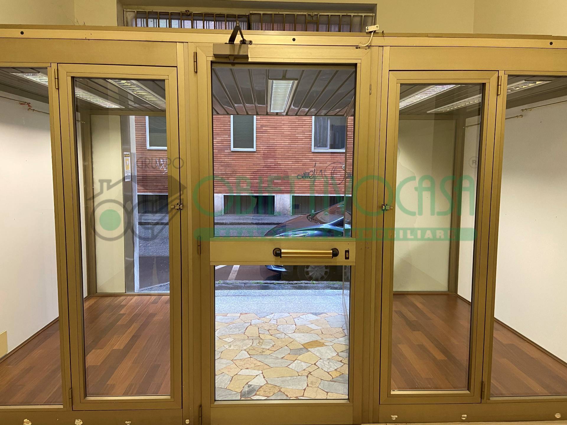 Locale commerciale in affitto a Corsico