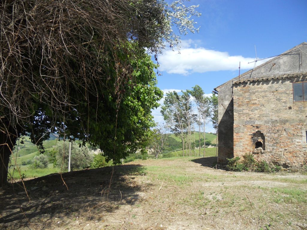 Rustici e Casali in vendita a Carassai
