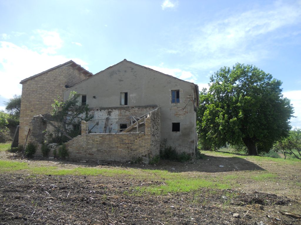 Rustici e Casali in vendita a Carassai
