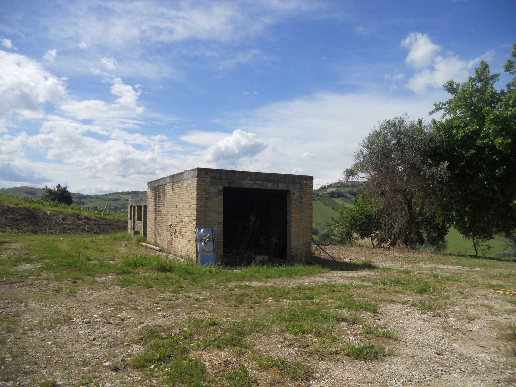 Rustici e Casali in vendita a Carassai