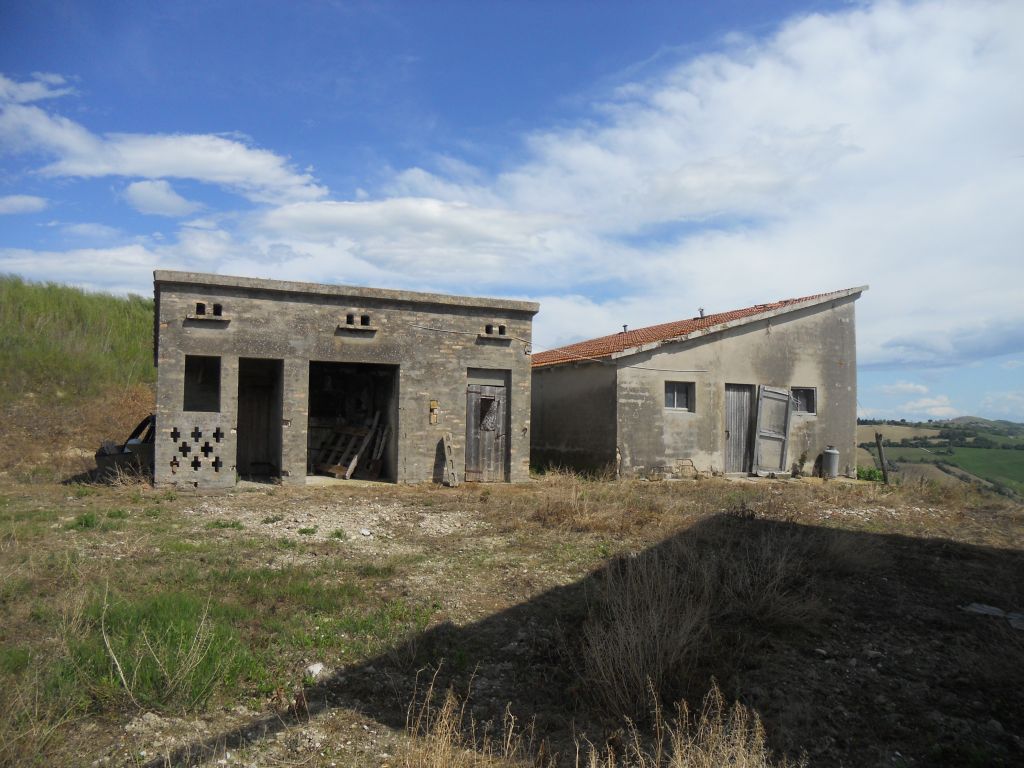 Rustici e Casali in vendita a Carassai