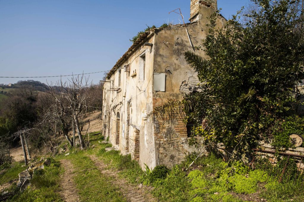 Rustici e Casali in vendita a Massignano