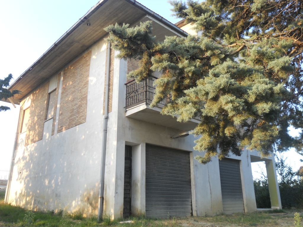 Rustici e Casali in vendita a Offida